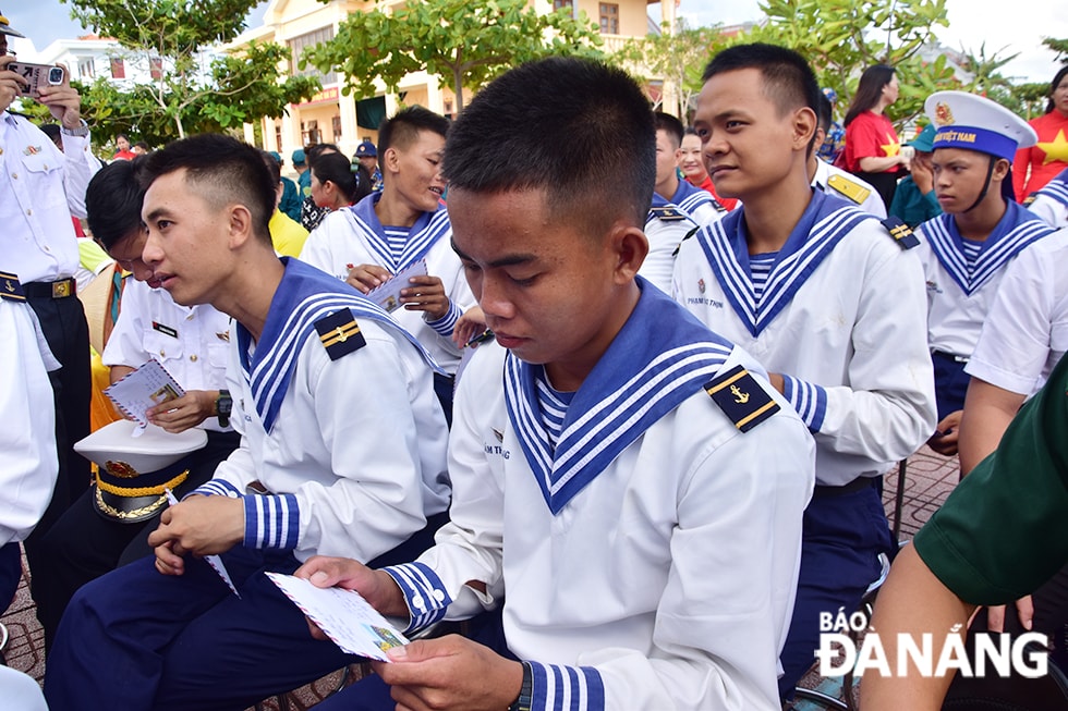 Chiến sĩ công tác ở đảo Đá Tây A đón nhận thư gửi từ đất liền. Ảnh: TRIỆU TÙNG