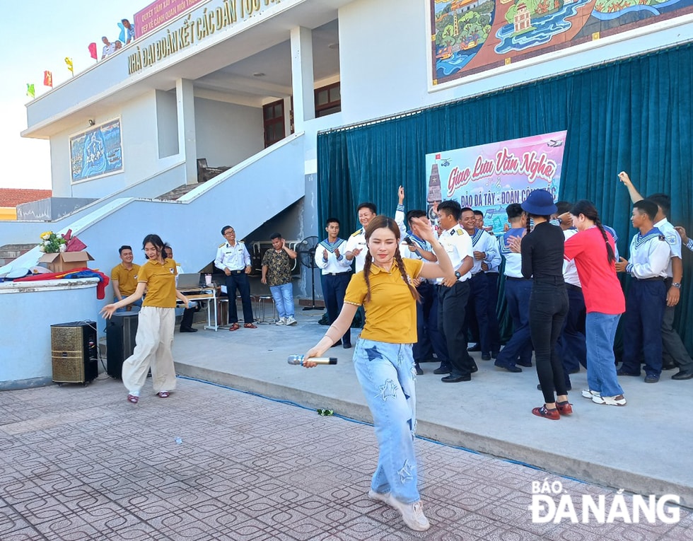 Một tiết mục giao lưu văn nghệ của diễn viên Nhà hát Trưng Vương với quân và dân trên đảo Đá Tây A. Ảnh: TRIỆU TÙNG