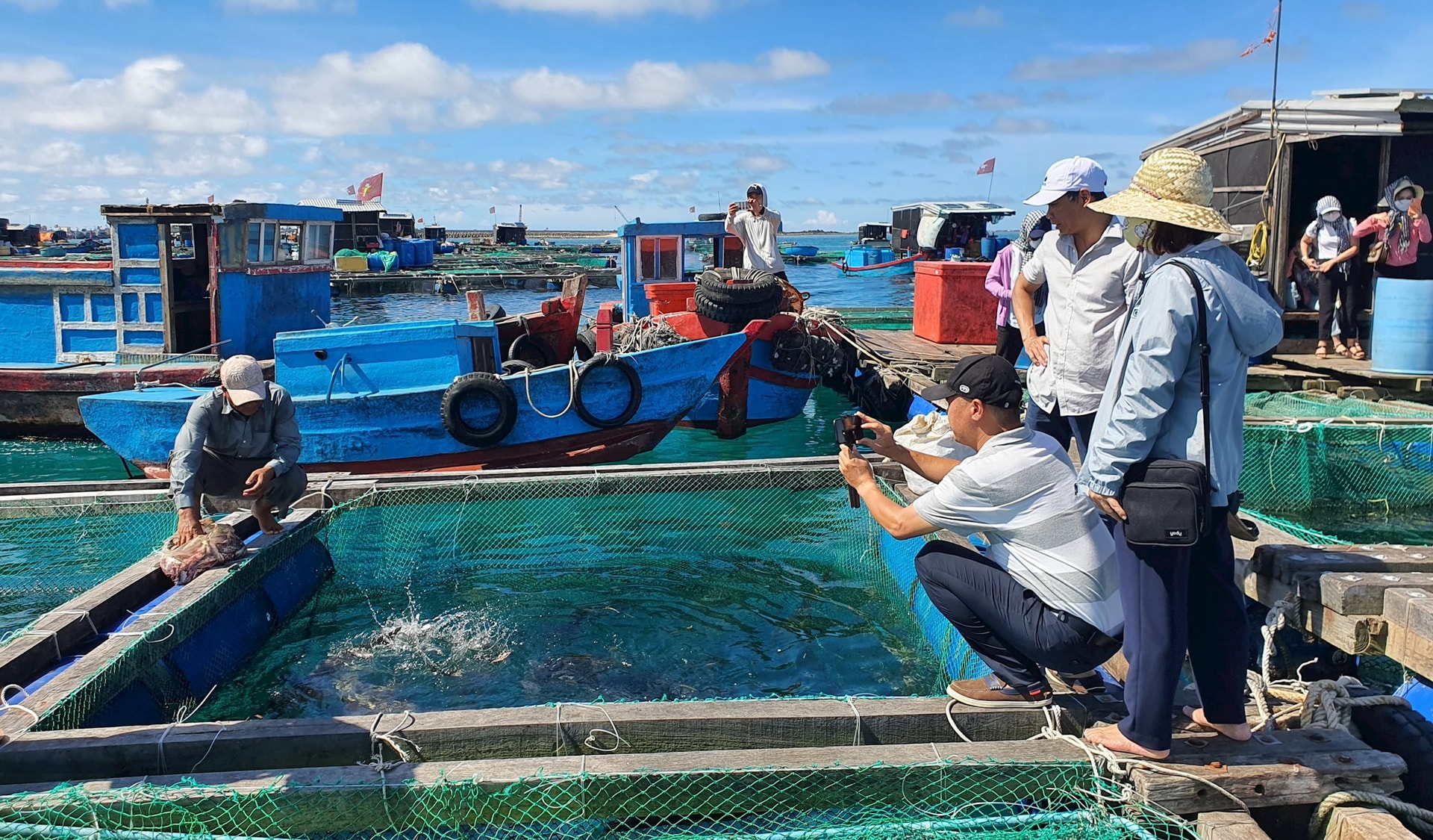 Nuôi biển để tận dụng mặt nước biển đem lại thu nhập khá cho người dân. Ảnh: Q.VIỆT