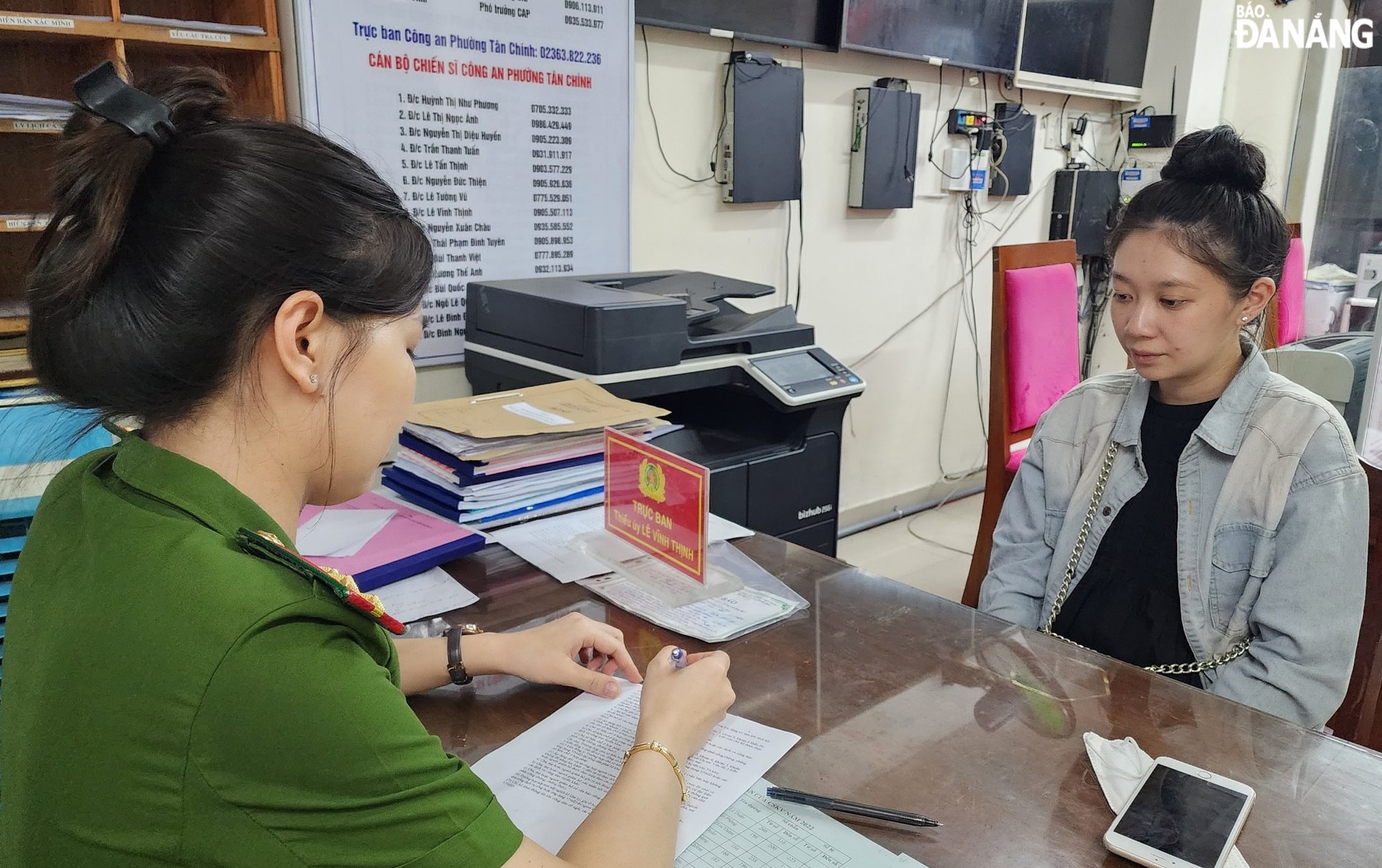 Trần Yến Như (phải) tại cơ quan công an. Ảnh: L.H