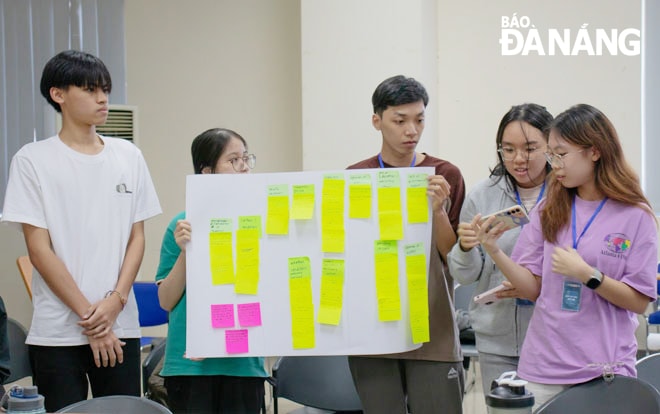 Nhóm sinh viên bàn bạc các giải pháp, ý tưởng thiết kế sản phẩm xử lý bụi mịn tại Làng đá mỹ nghệ Non Nước. Ảnh: K.N