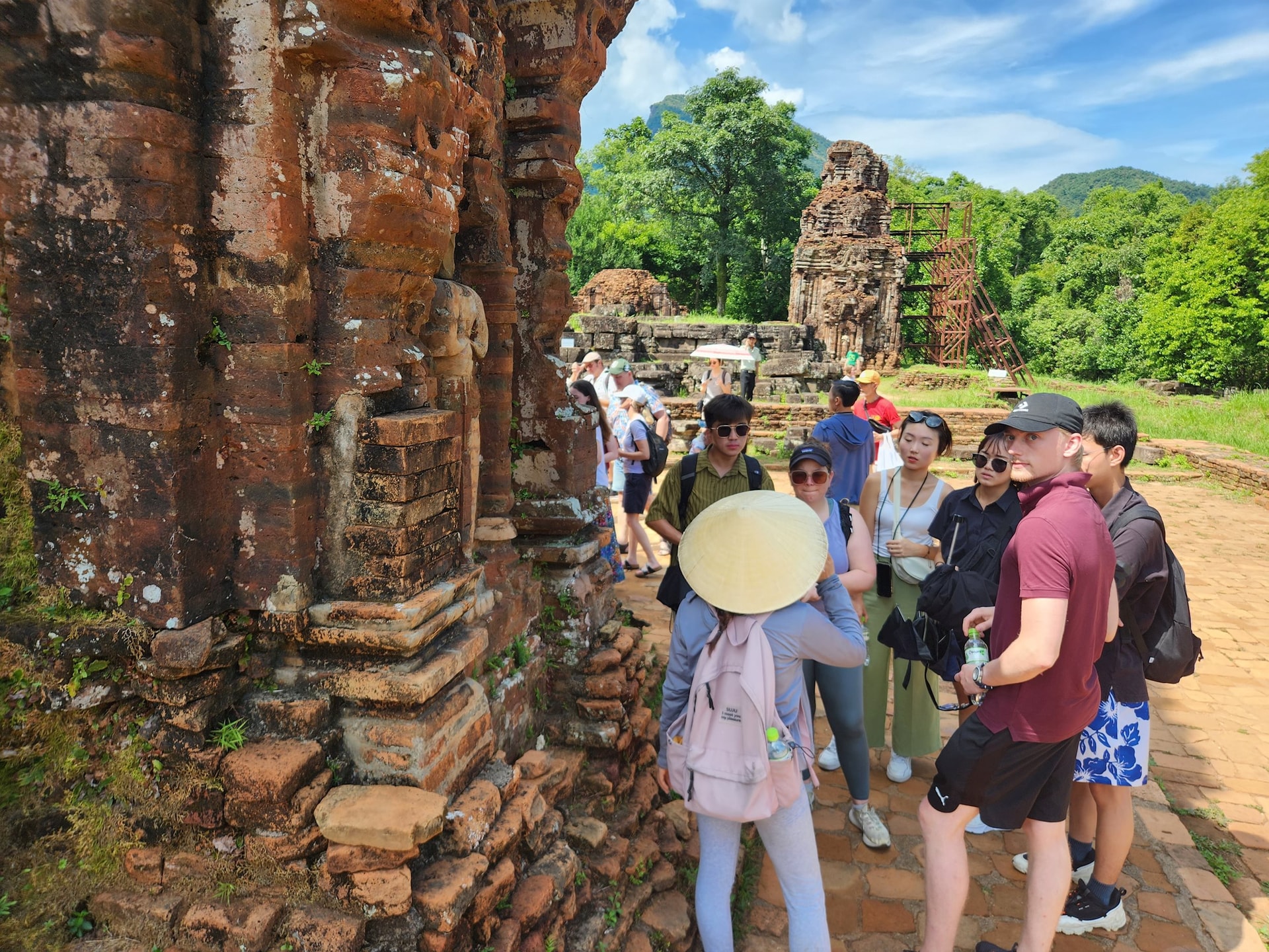 Ngành du lịch được hoạch định sẽ góp phần bảo tồn và phát huy giá trị văn hoá, tạo sinh kế cho cộng đồng, góp phần thực hiện thắng lợi các chương trình mục tiêu quốc gia; nâng cao dân trí và đời sống tinh thần của người dân