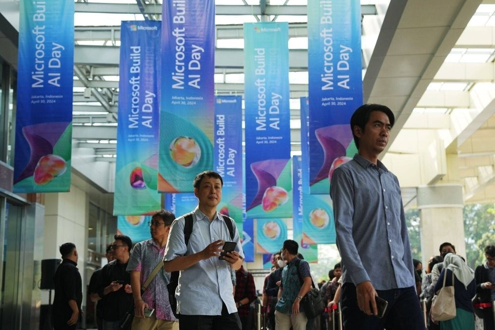 Những người tham dự đến ự kiện của Microsoft về công nghệ AI tại Jakarta vào ngày 30 tháng 4. | BLOOMBERG