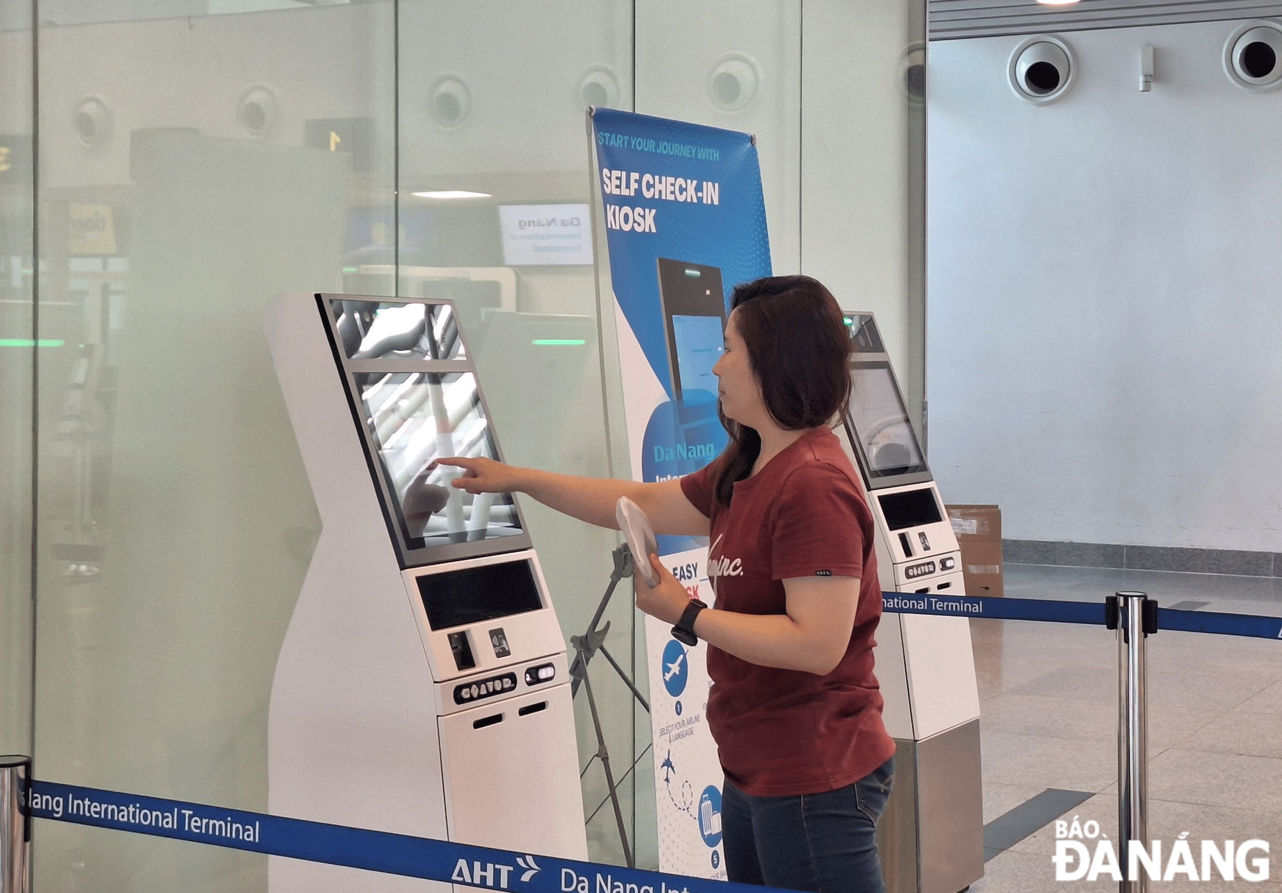 Du khách tự check-in tại các kiots tự động ở sân bay quốc tế Đà Nẵng. Ảnh: THU HÀ