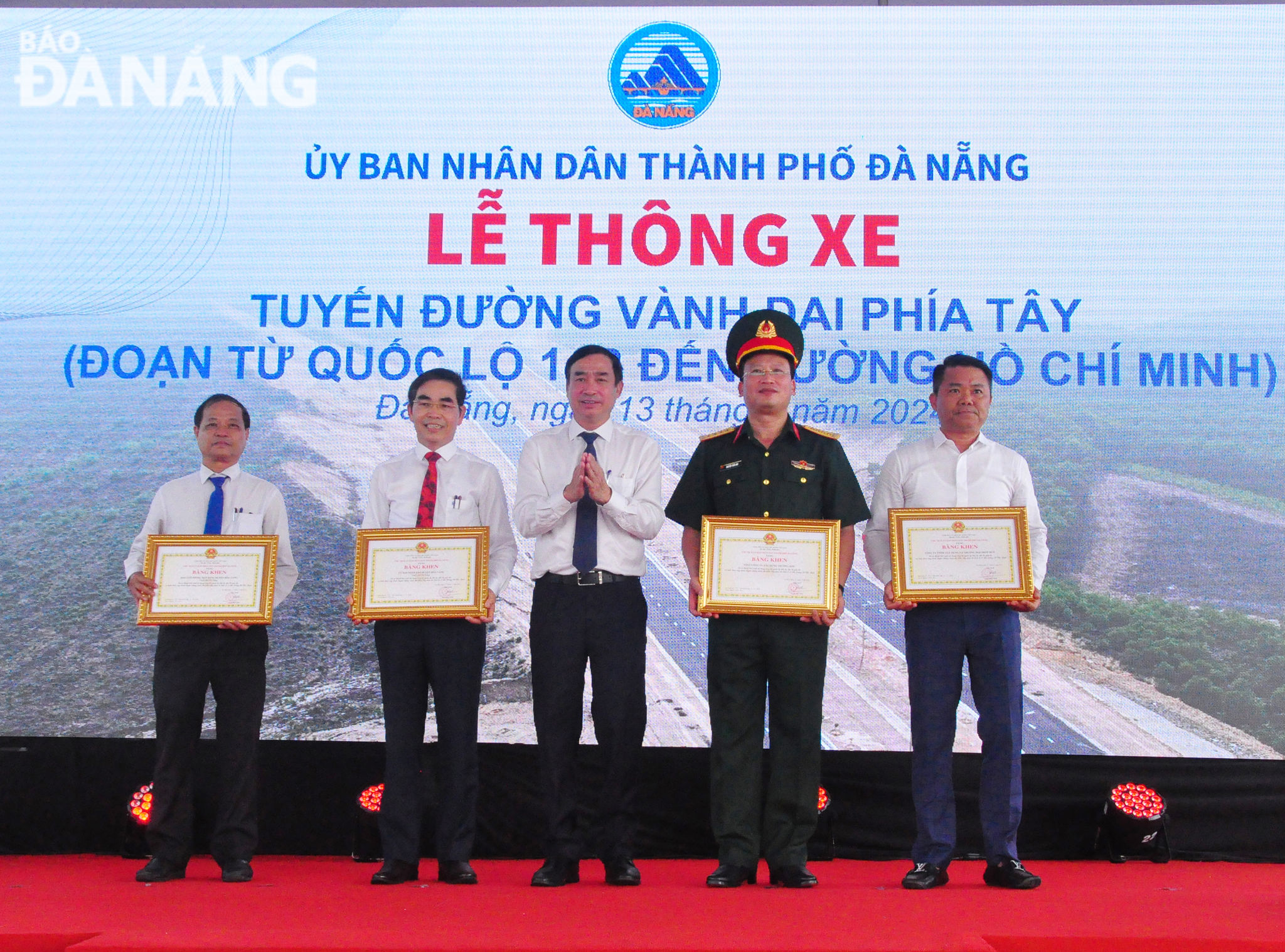 Chủ tịch UBND thành phố Lê Trung Chinh (thứ 3 từ trái sang) tặng Bằng khen của Chủ tịch thnahf phố cho các đơn vị có thành tích trong thi công, giám sát dự án. Ảnh: THÀNH LÂN