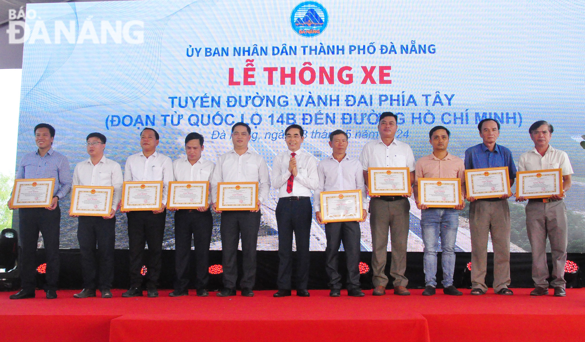 Trao Giấy khen của huyện Hòa Vang cho các hộ dân trên địa bàn có đóng góp tích cực trong công tác đền bù, giải tỏa tuyến đường. Ảnh: THÀNH LÂN