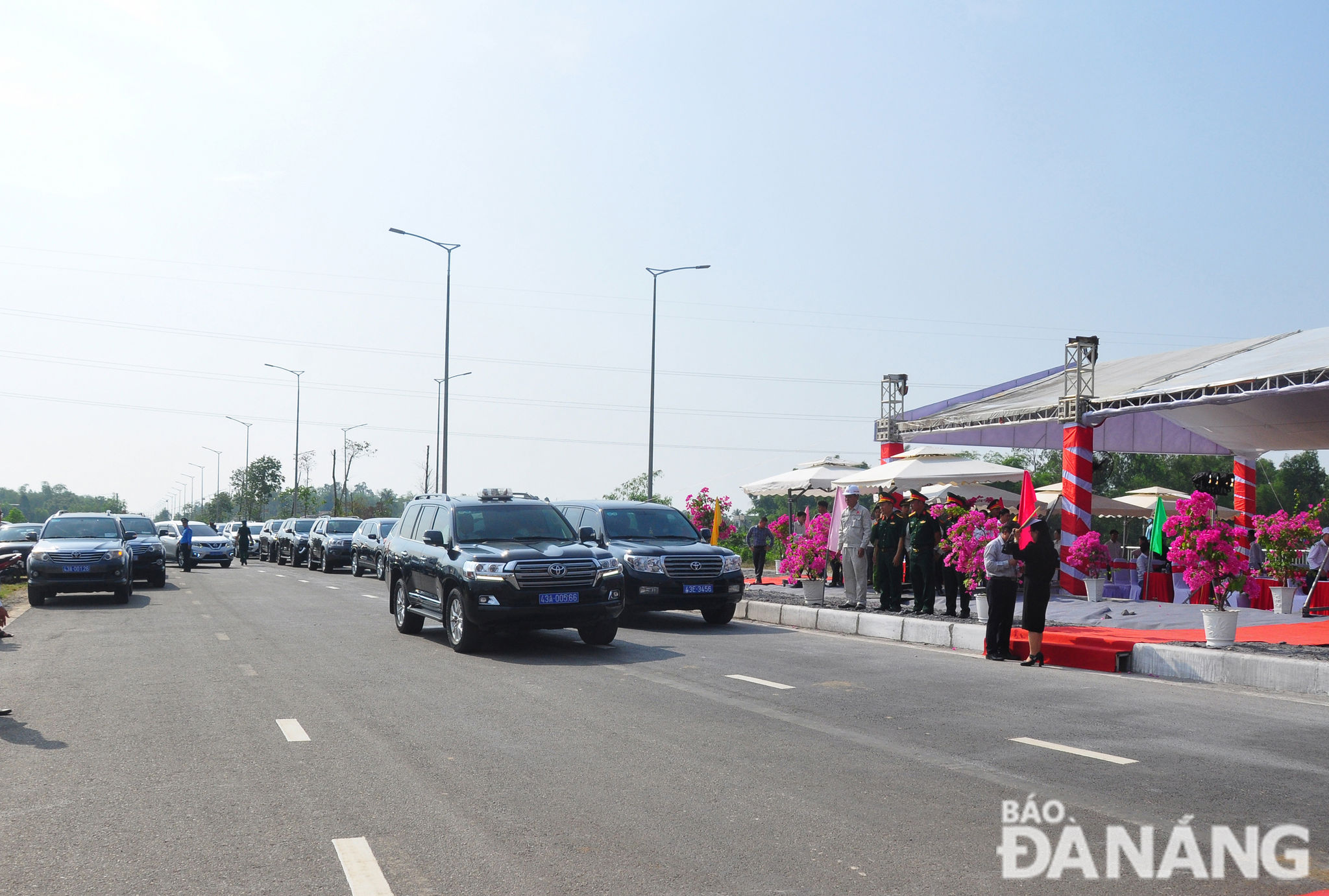 Lãnh đạo thành phố thông xe. Ảnh: THÀNH LÂN