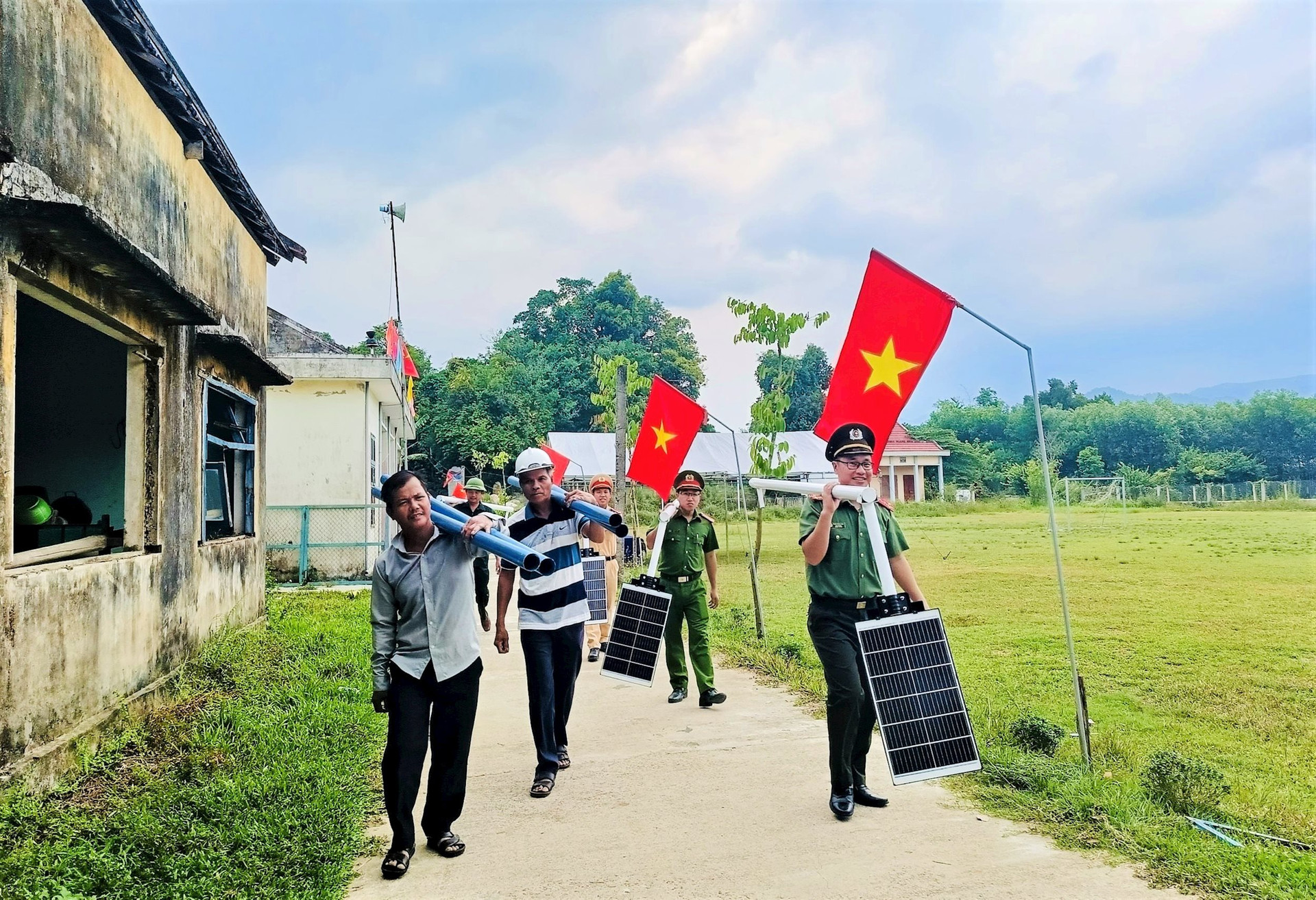 Trao tặng công trình "Ánh sáng an ninh" cho người dân xã Ninh Phước