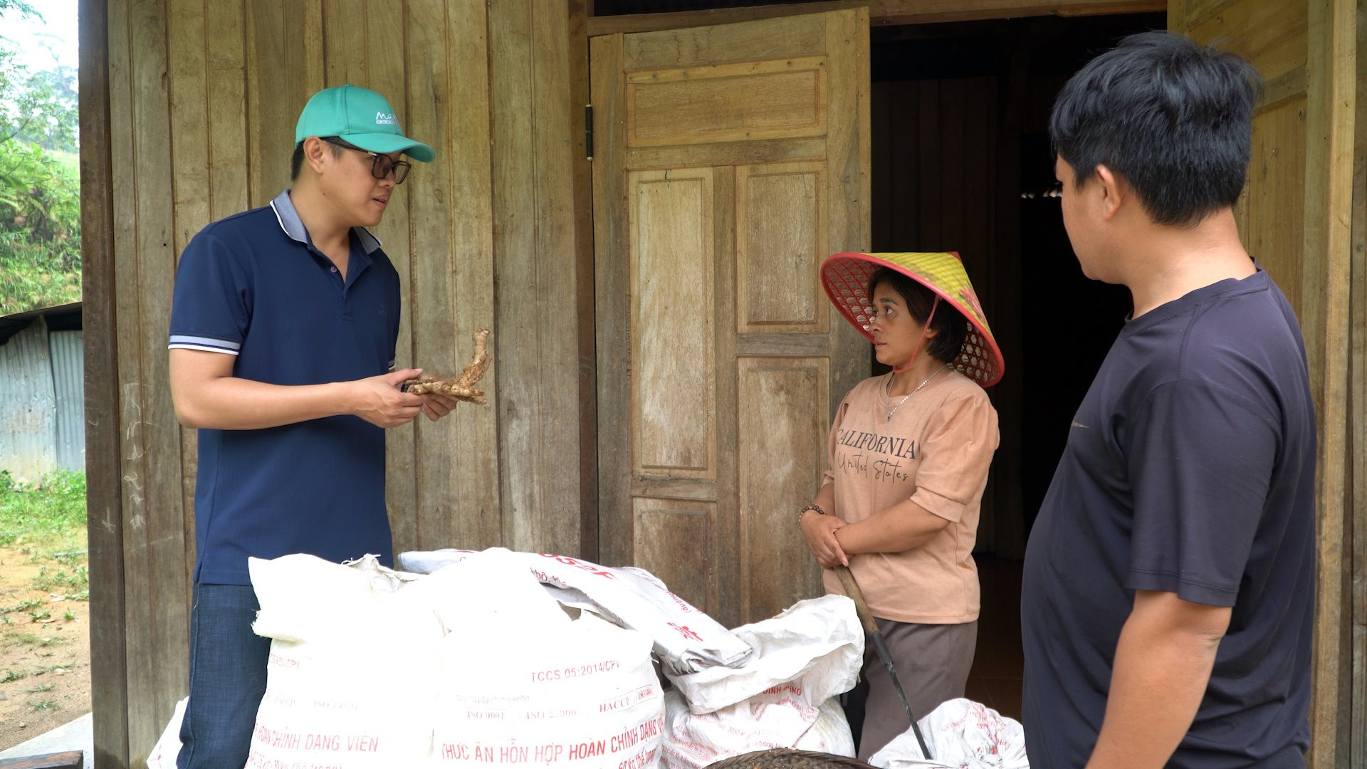 Ông Trần Đức An đi khảo sát nguồn nguyên liệu ở huyện Tây Giang.