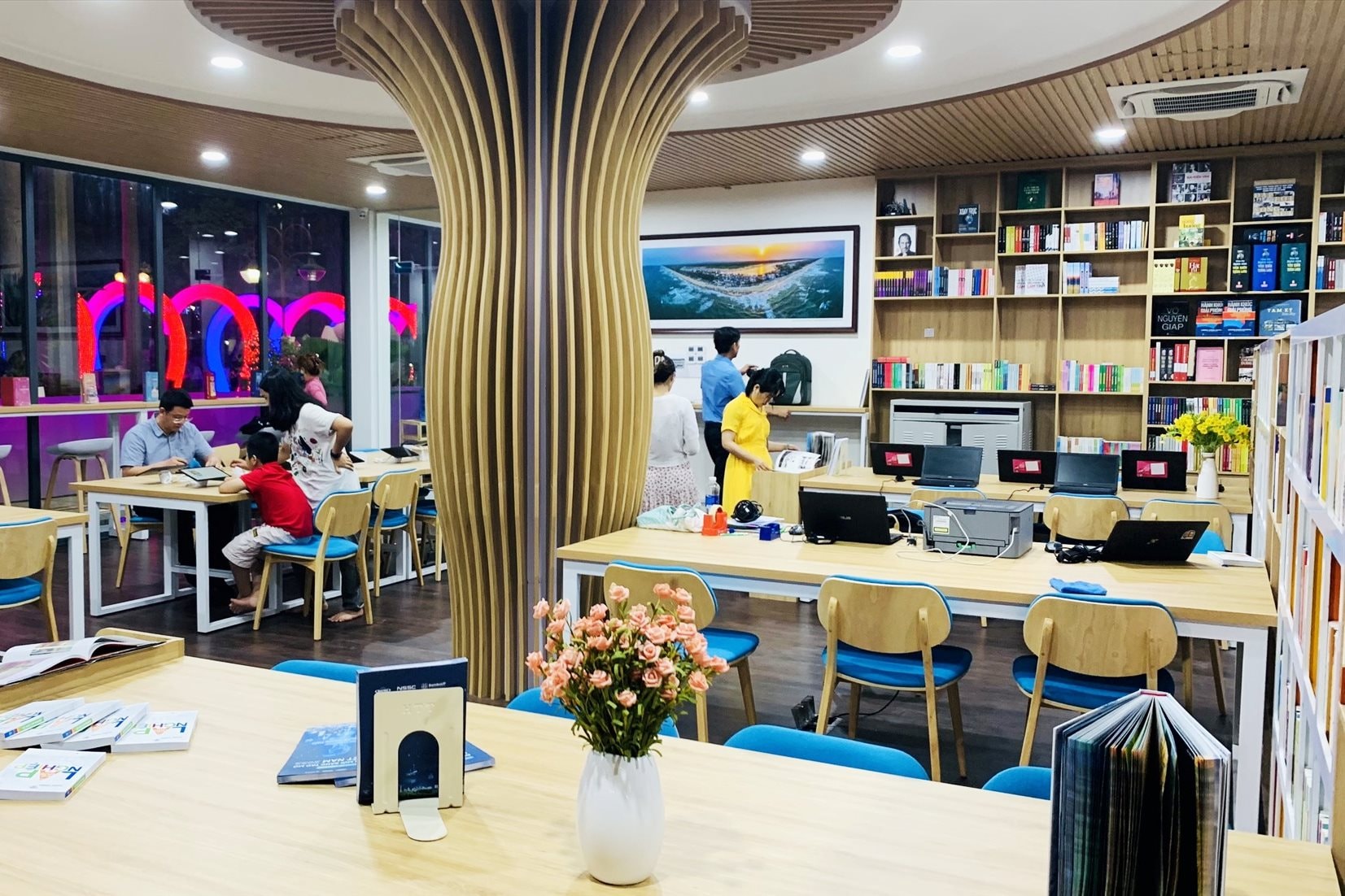 Thư viện số cộng đồng đầu tiên tại Tam Kỳ nằm ở Quảng trường 24/3. Ảnh: PHAN VINH