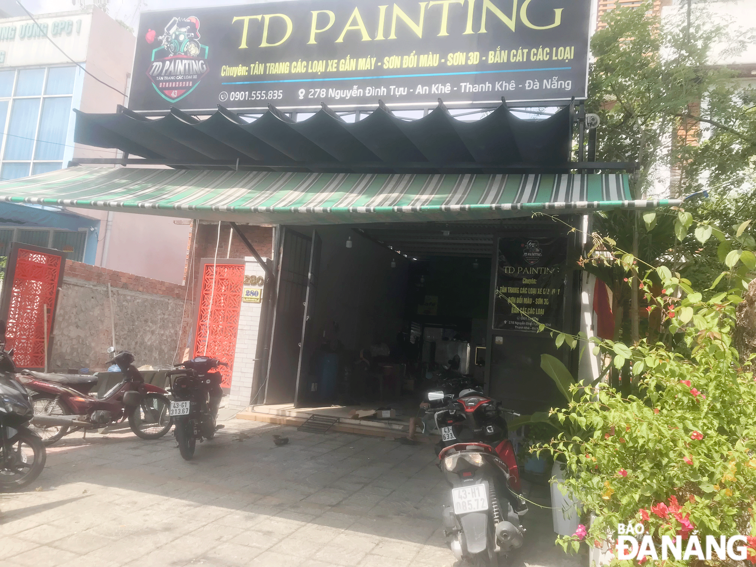 Người dân phản ánh cơ sở sơn xe máy trên đường Nguyễn Đình Tựu, phường An Khê hoạt động phát tán mùi môi, gây ô nhiễm trong khu dân cư. Ảnh: KHÁNH HUYỀN