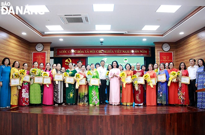Lãnh đạo thành phố, các ban, hội đoàn thể chụp ảnh lưu niệm cùng 27 gương phụ nữ cao tuổi tiêu biểu năm 2024. Ảnh: X.D
