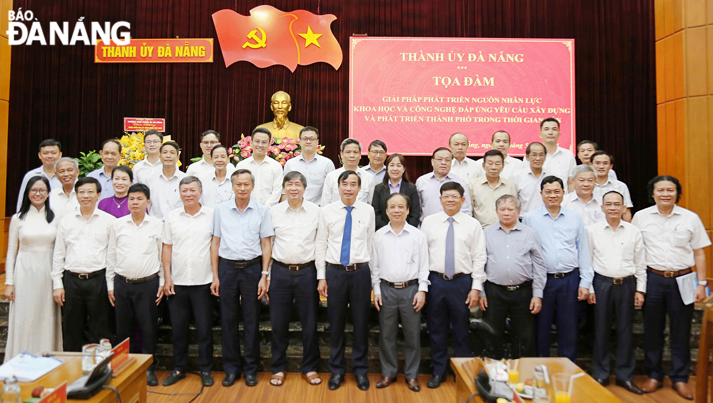 Đội ngũ chuyên gia, nhà khoa học tham dự tọa đàm “Giải pháp phát triển nguồn nhân lực khoa học - công nghệ đáp ứng yêu cầu xây dựng và phát triển thành phố Đà Nẵng trong thời gian đến” ngày 16-5. Ảnh: VĂN HOÀNG