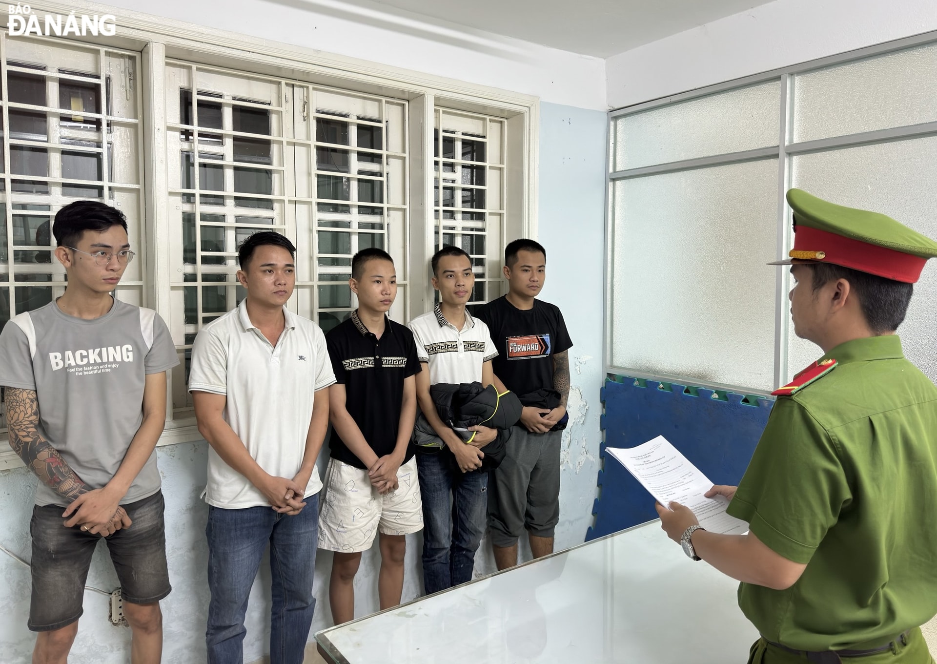5 đối tượng bị bắt giữ (Dương Văn Tịnh thứ 2 từ trái qua). Ảnh: L.H