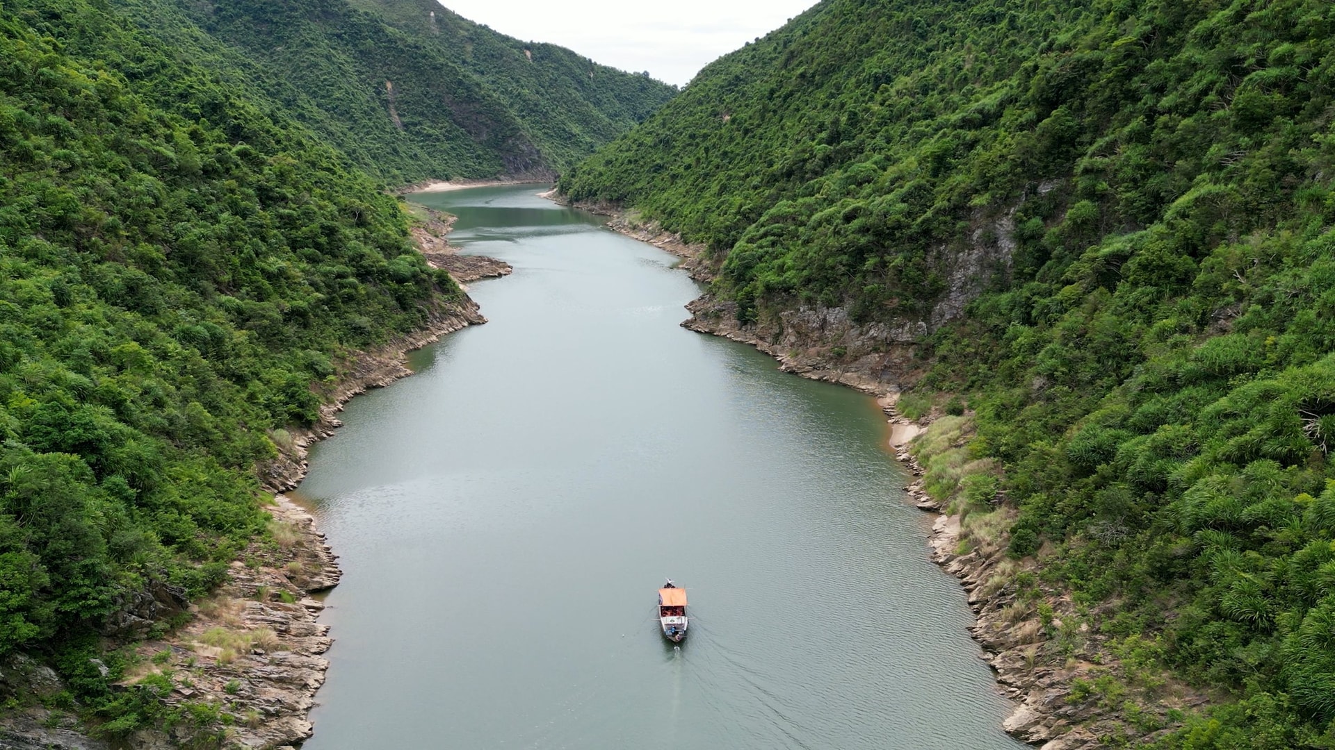 Thượng nguồn sông Thu Bồn - đoạn qua Hòn Kẽm. Ảnh: Minh Thông