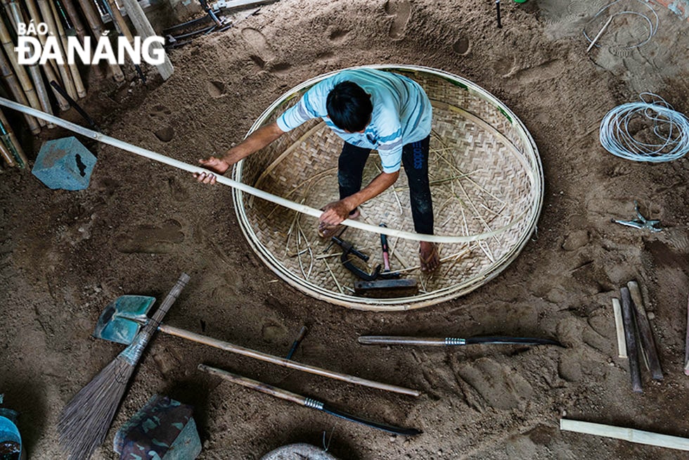 Làng nghề Phú Mỹ không tạo hình thuyền thúng trên cạn (đóng trụ trên mặt đất) mà tạo hình dưới một cái hố. Khi lận vành thúng, người thợ đào hầm đất làm khuôn rồi lận nguyên tấm mê đã đan xong xuống hầm, bảo đảm chiếc thúng sau khi lận cả vòng thúng và vành phải tròn đều, cân bằng, thẩm mỹ. Sau lận là dùng dây cước nức vành.