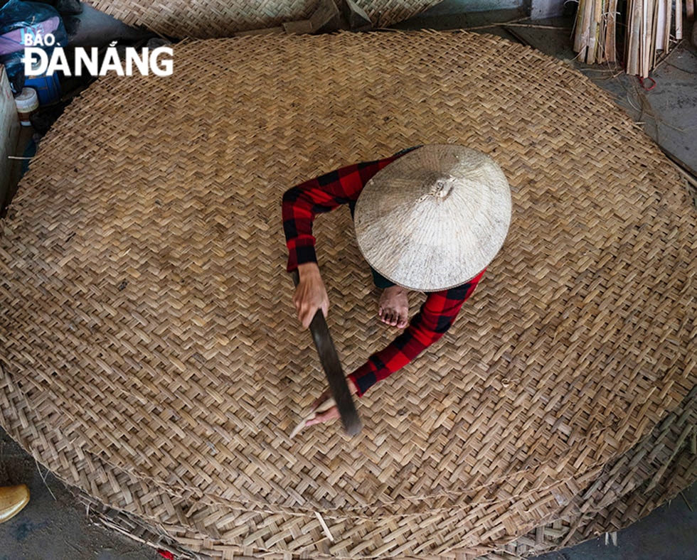 Dùng dùi đục với lưỡi chạm gõ các nan tre khít với nhau khi đan mê để thúng không vô nước, bền đẹp.