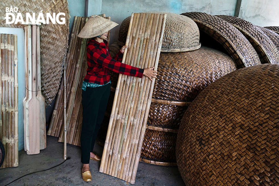 Nghề đan thúng chai đòi hỏi người thợ phải khéo léo trong từng khâu. Thúng chai được người dân sử dụng để đánh bắt hải sản gần bờ như lặn sò, câu mực, kéo lưới...