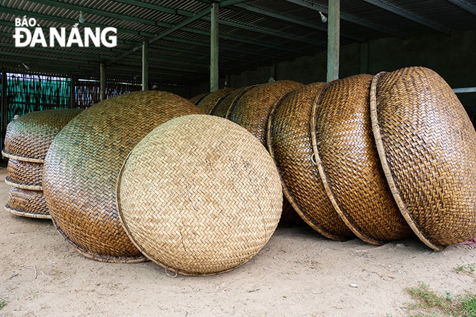 Chiếc thuyền thúng không chỉ là phương tiện mưu sinh mà còn là vật dụng gửi gắm bao thương nhớ của ngư dân.