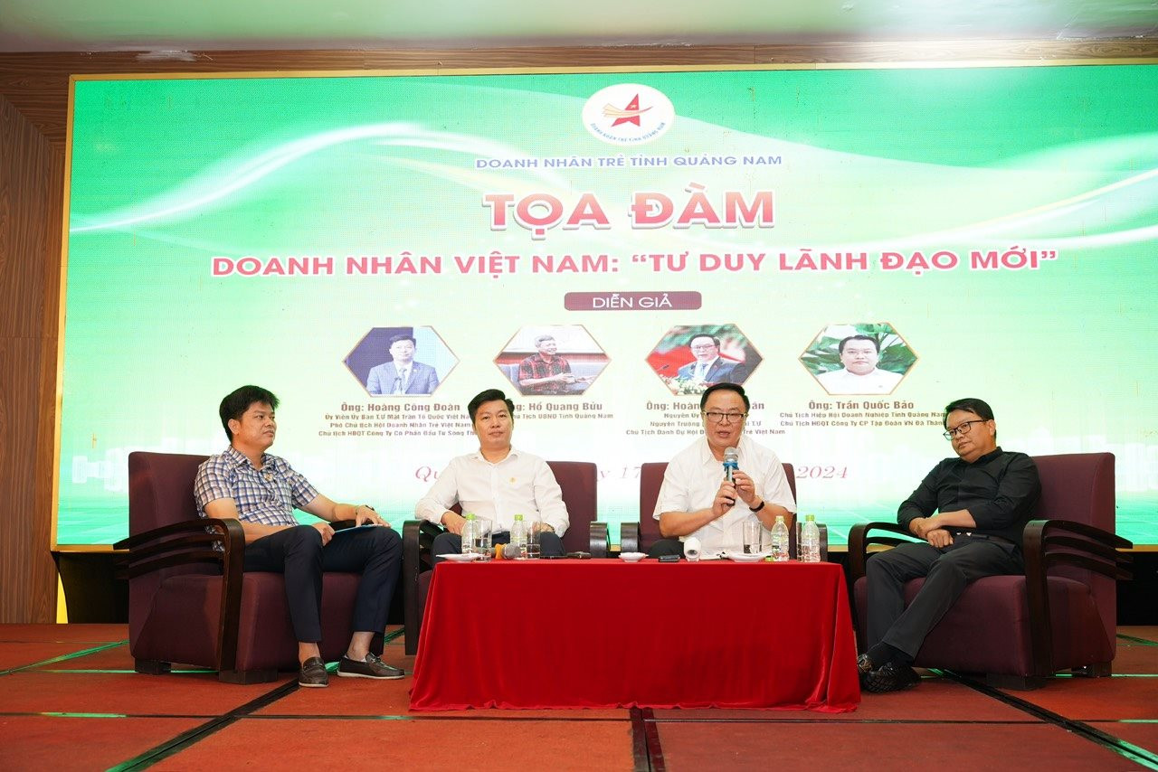 Các khách mời tham gia tọa đàm Doanh nhân Việt Nam 