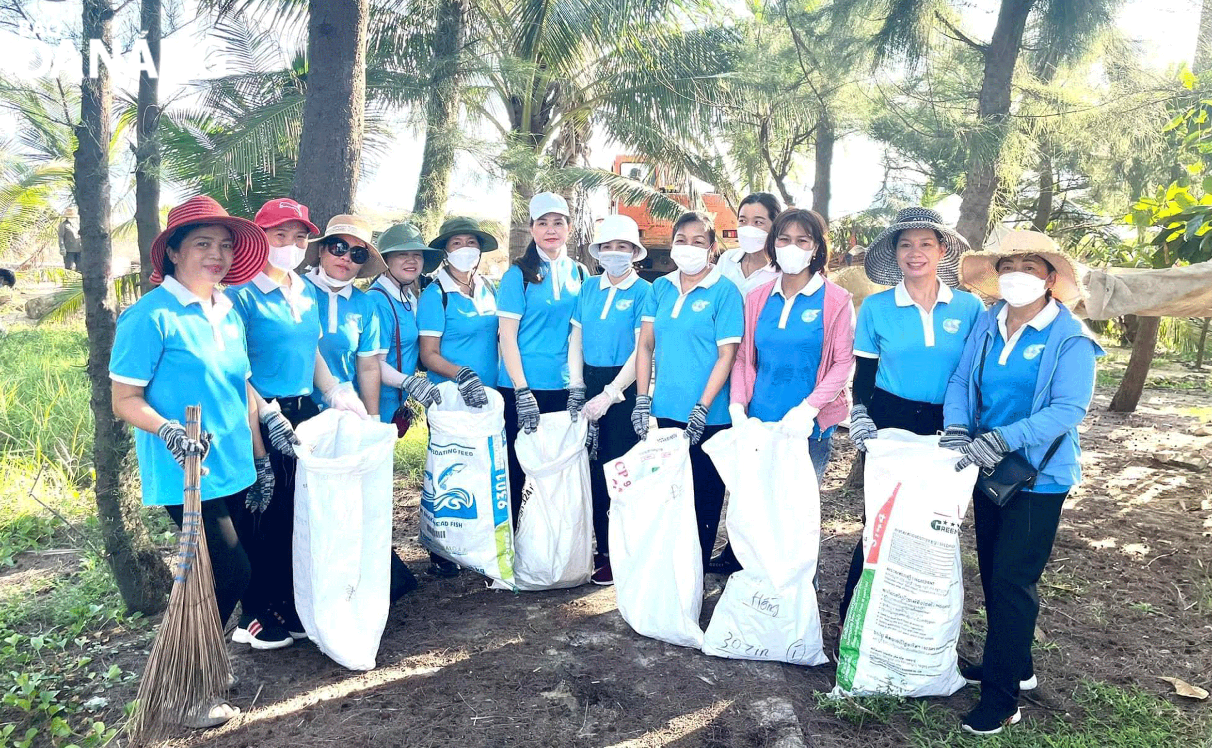 Nhờ ứng dụng công nghệ thông tin trong các hoạt động sinh hoạt hội, các hội viên phụ nữ phường Hòa Minh tham gia đông đủ. Ảnh: Đ.H.L