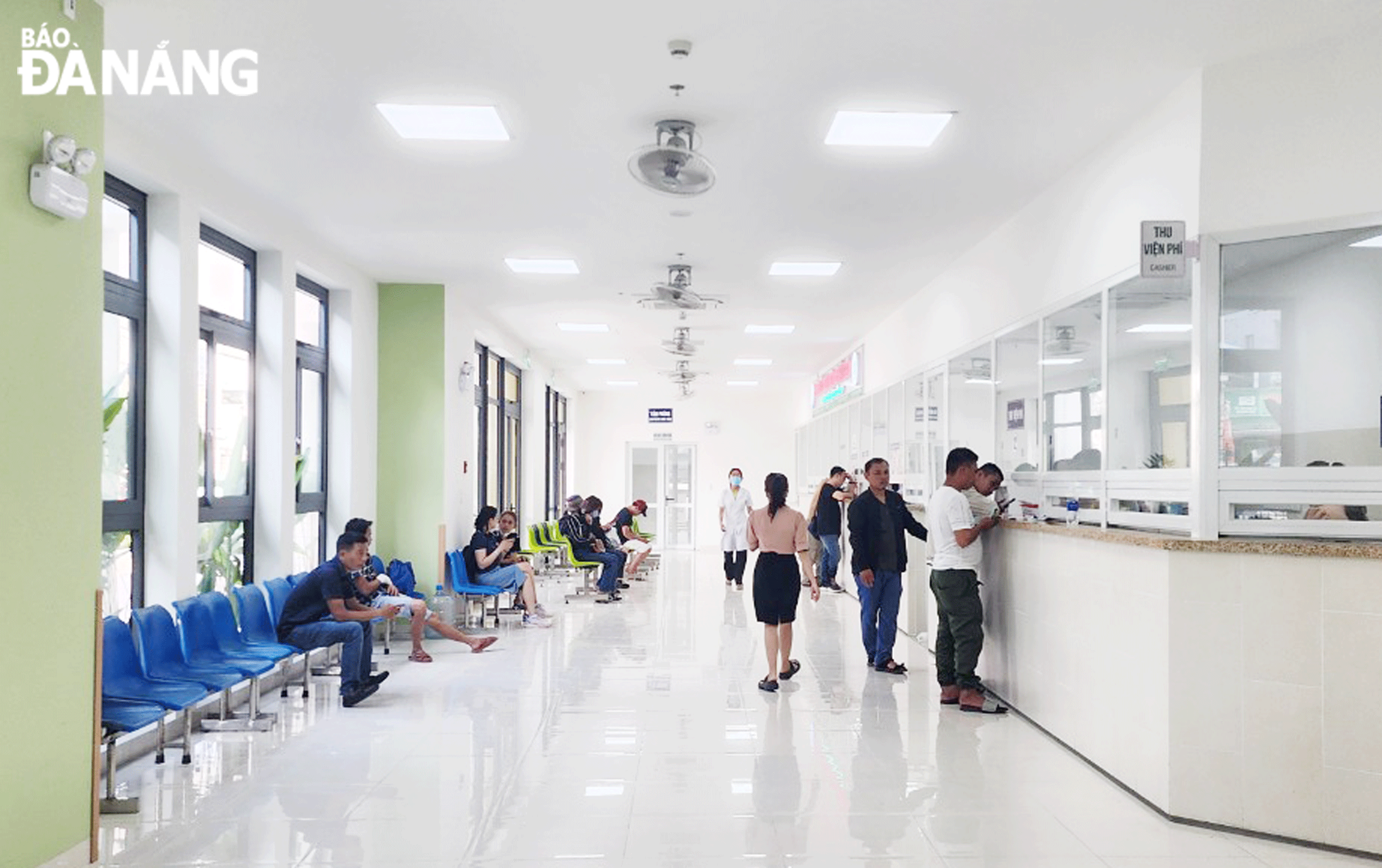Nhiều công trình trọng điểm sẽ sớm hoàn thành giai đoạn 2024-2025.  Trong ẢNH: Người dân làm thủ tục khám, chữa bệnh tại Trung tâm Phẫu thuật thần kinh,  bỏng tạo hình, Bệnh viện Đà Nẵng. Ảnh: PHAN CHUNG