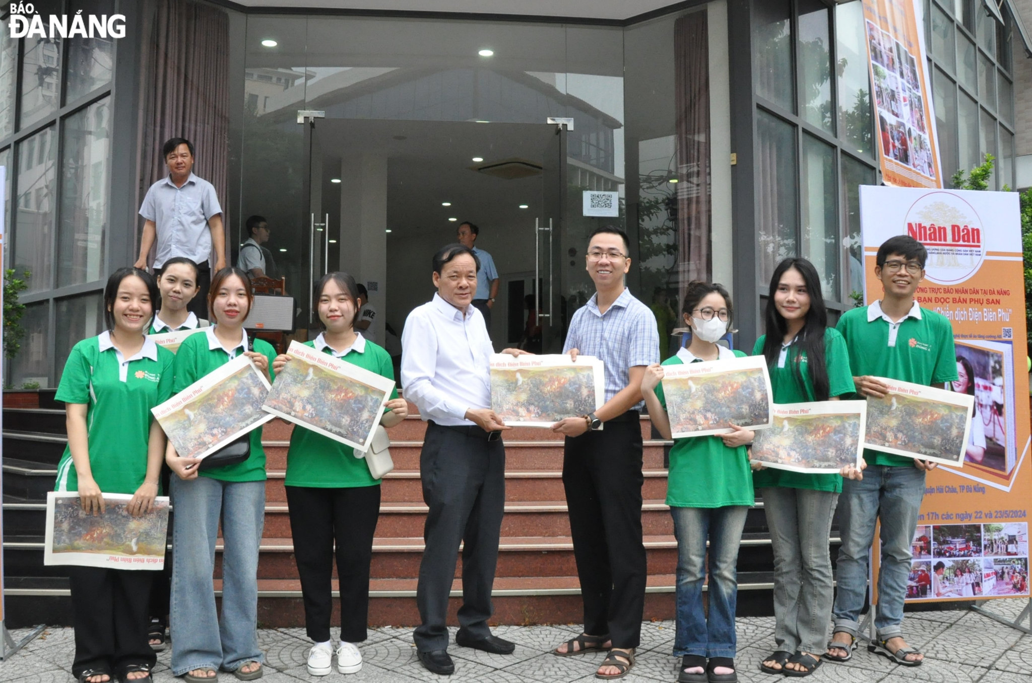 Ông Uông Thái Biểu, Vụ trưởng, Trưởng Cơ quan thường trực Báo nhân dân tại Đà Nẵng tặng bản tranh panorama “Chiến dịch Điện Biên Phủ” cho bạn đọc. Ảnh: LÊ HÙNG