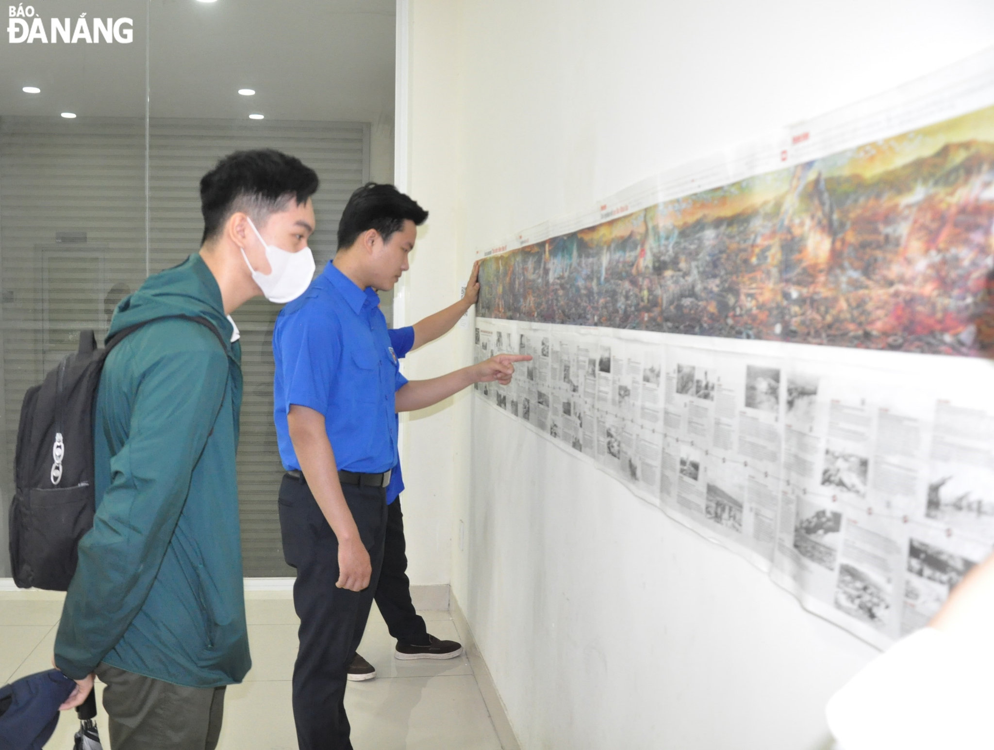 Các đoàn viên, thanh niên chăm chú xem bản tranh panorama “Chiến dịch Điện Biên Phủ”. Ảnh: LÊ HÙNG