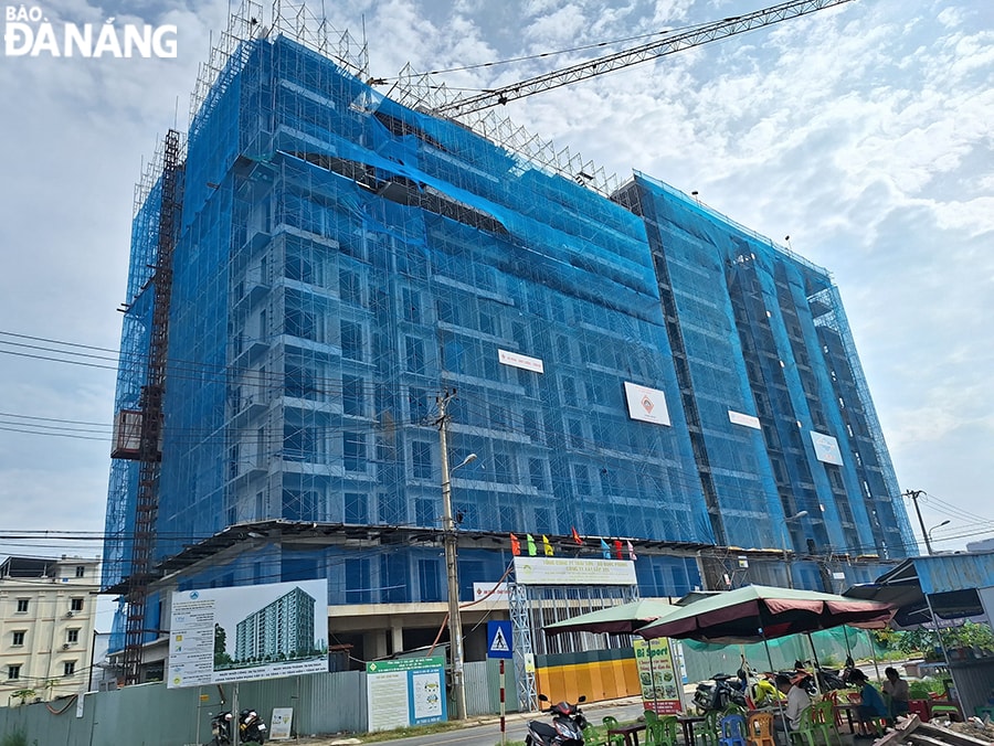 Công trình nhà ở xã hội cho người có công với cách mạng đường Vũ Mộng Nguyên, phường Khuê Mỹ, quận Ngũ Hành Sơn đang được thi công dự kiến hoàn thiện tháng 12-2024. Ảnh: THU HÀ