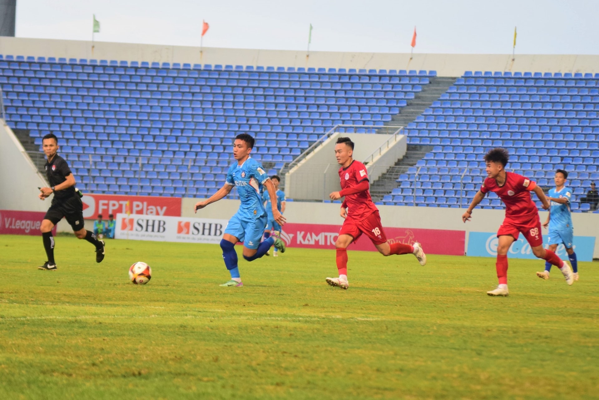 SHB Đà Nẵng (áo xanh) tự tin hướng đến trận đấu với Đồng Tháp sau chiến thắng 3-0 trên sân Hòa Xuân trước Phú Thọ ở vòng 18. Ảnh: P.N