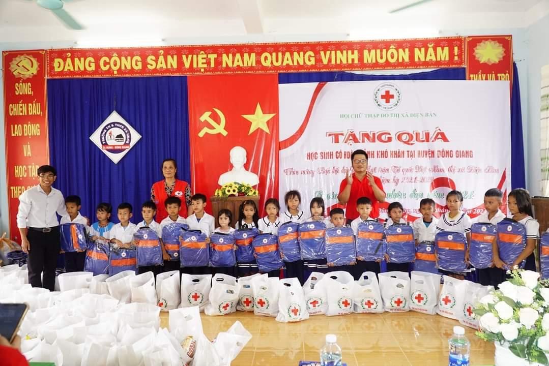 Hội Chữ thập đỏ thị xã Điện Bàn tặng quà tại huyện Đông Giang. (Ảnh: Vĩnh Điện).