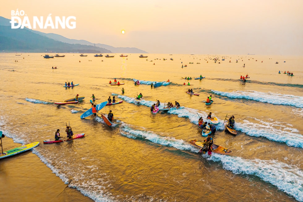 Để bảo đảm an toàn, ngoài đội huấn luyện viên kèm cặp, Ban Quản lý bán đảo Sơn Trà và các bãi biển du lịch Đà Nẵng cũng quy định khu vực chơi, bố trí lực lượng cứu hộ, trật tự. Đồng thời bắt buộc người chơi phải mang áo phao.