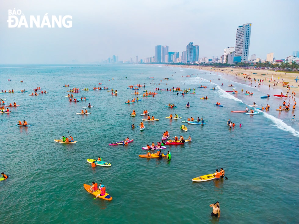 Để bảo đảm an toàn, ngoài đội huấn luyện viên kèm cặp, Ban Quản lý bán đảo Sơn Trà và các bãi biển du lịch Đà Nẵng cũng quy định khu vực chơi, bố trí lực lượng cứu hộ, trật tự. Đồng thời bắt buộc người chơi phải mang áo phao.