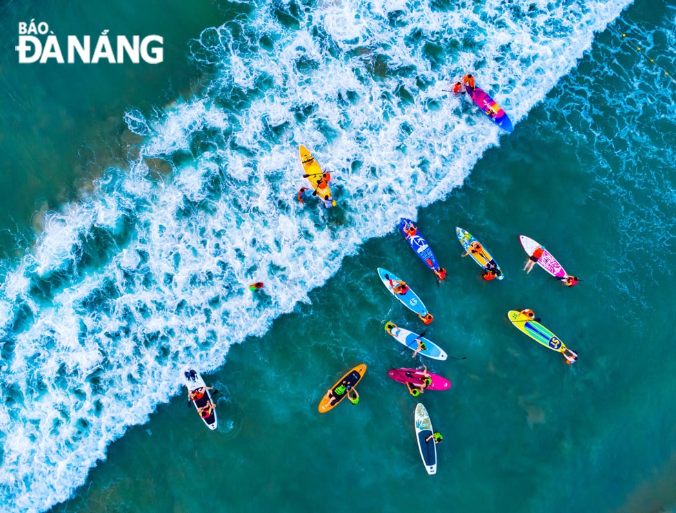 Bãi biển Mân Thái thêm sôi động với những chiếc SUP nhiều màu sắc.