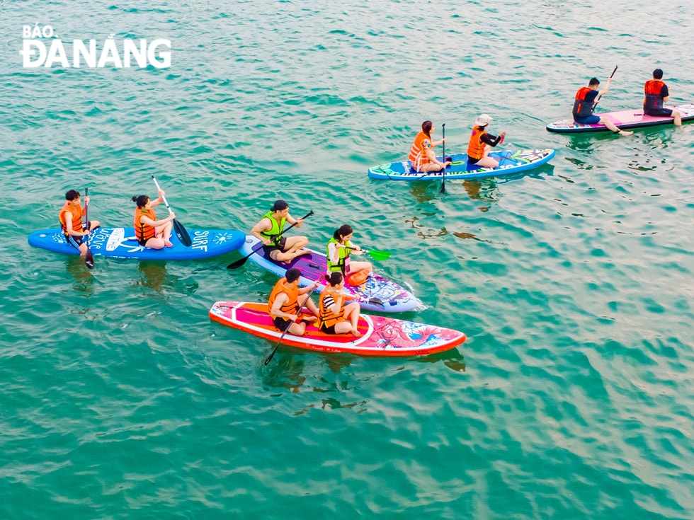 Bộ môn thể thao này trước đây còn mới lạ với giới trẻ Đà Nẵng, cho đến năm 2022, phong trào chơi SUP rộ lên ở thành phố biển này.