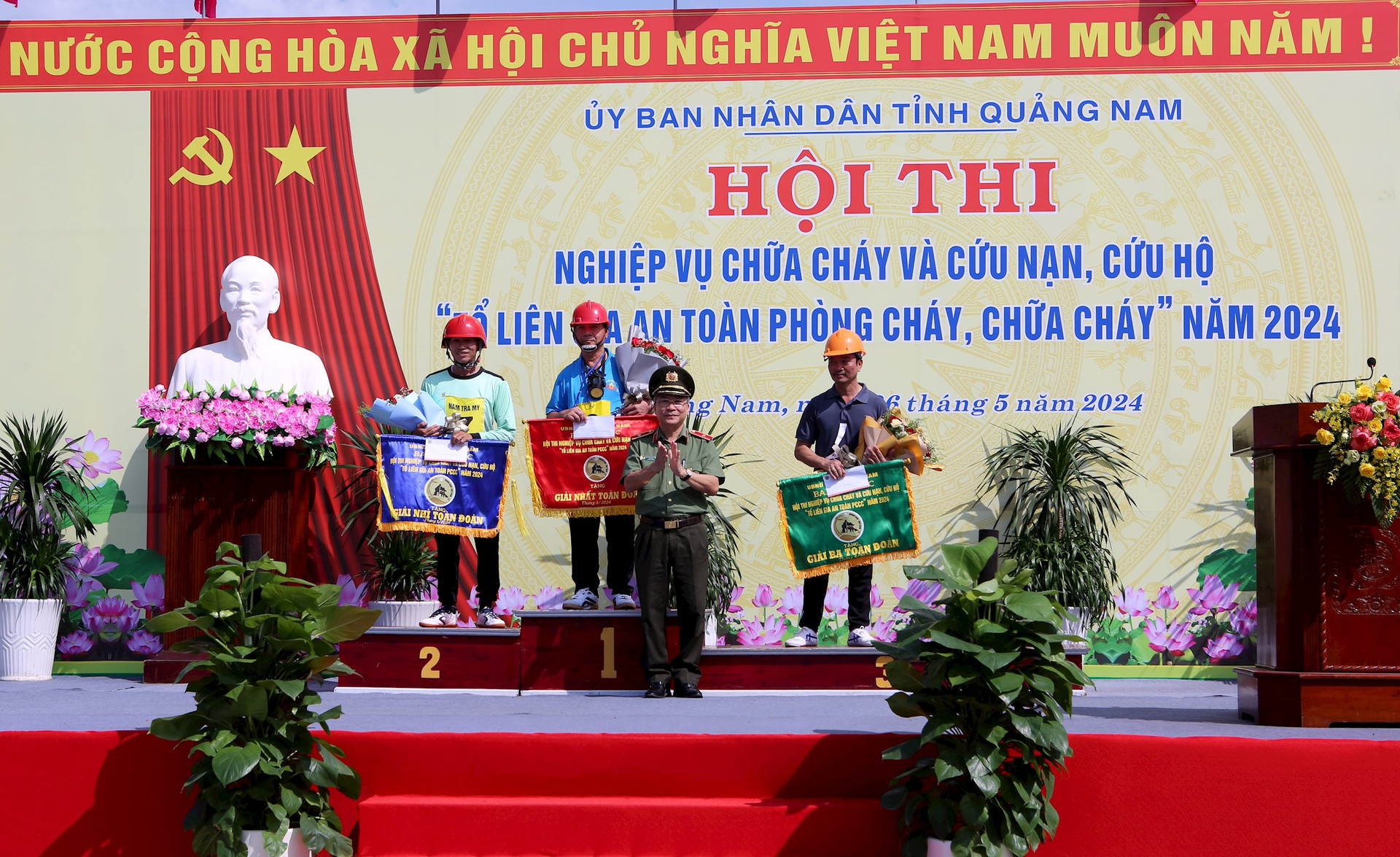 Thiếu tướng Nguyễn Đức Dũng trao giải toàn đoàn cho các đội thi xuất sắc nhất. Ảnh: T.C