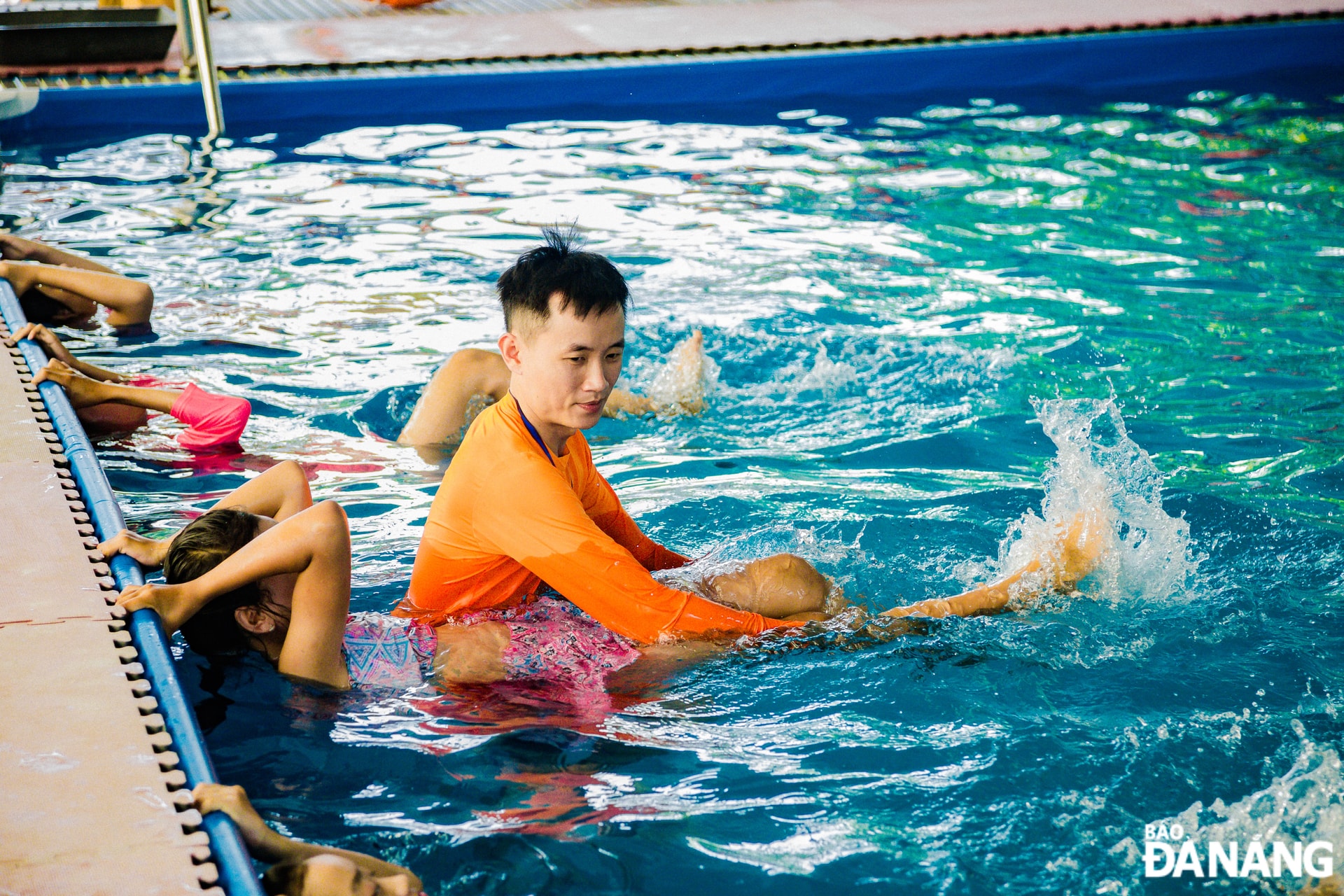 Học sinh trường Tiểu học Hòa Khương 2 (xã Hòa Khương, huyện Hòa Vang) được tổ chức dạy bơi.