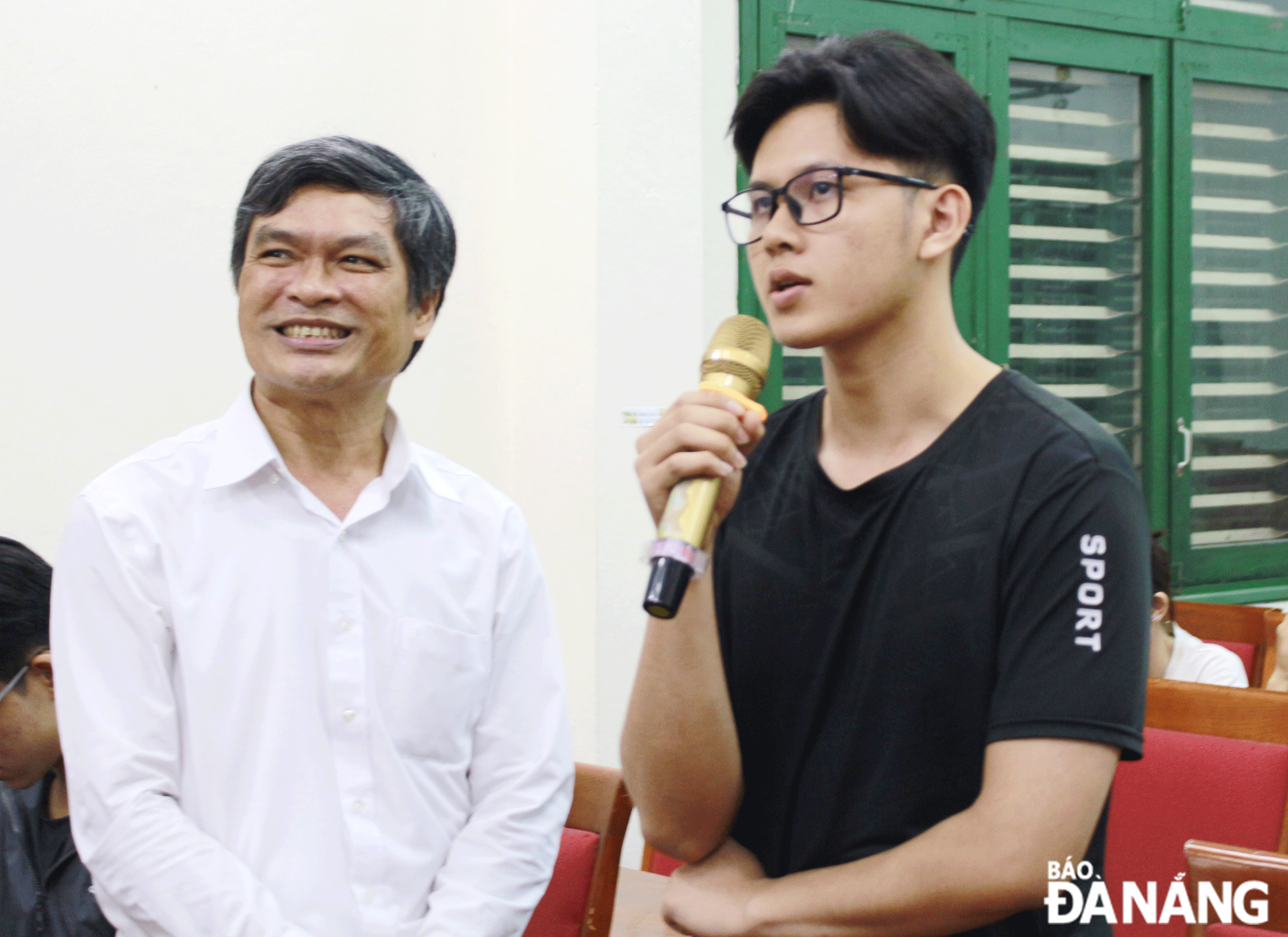 Ông Đặng Văn Thông (bên trái), chuyên viên Phòng Phòng chống tệ nạn xã hội (Sở Lao động, Thương binh và Xã hội) tuyên truyền phòng, chống ma túy, mại dâm cho sinh viên Trường Đại học Sư phạm Kỹ thuật. Ảnh: NGỌC HÀ