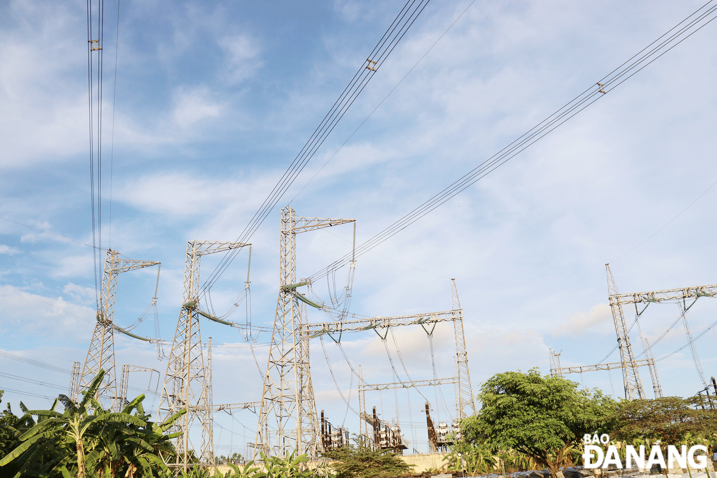Các nguồn điện được truyền tải về Trạm biến áp 500kV Đà Nẵng và truyền tải ra miền Bắc. Ảnh: HOÀNG HIỆP