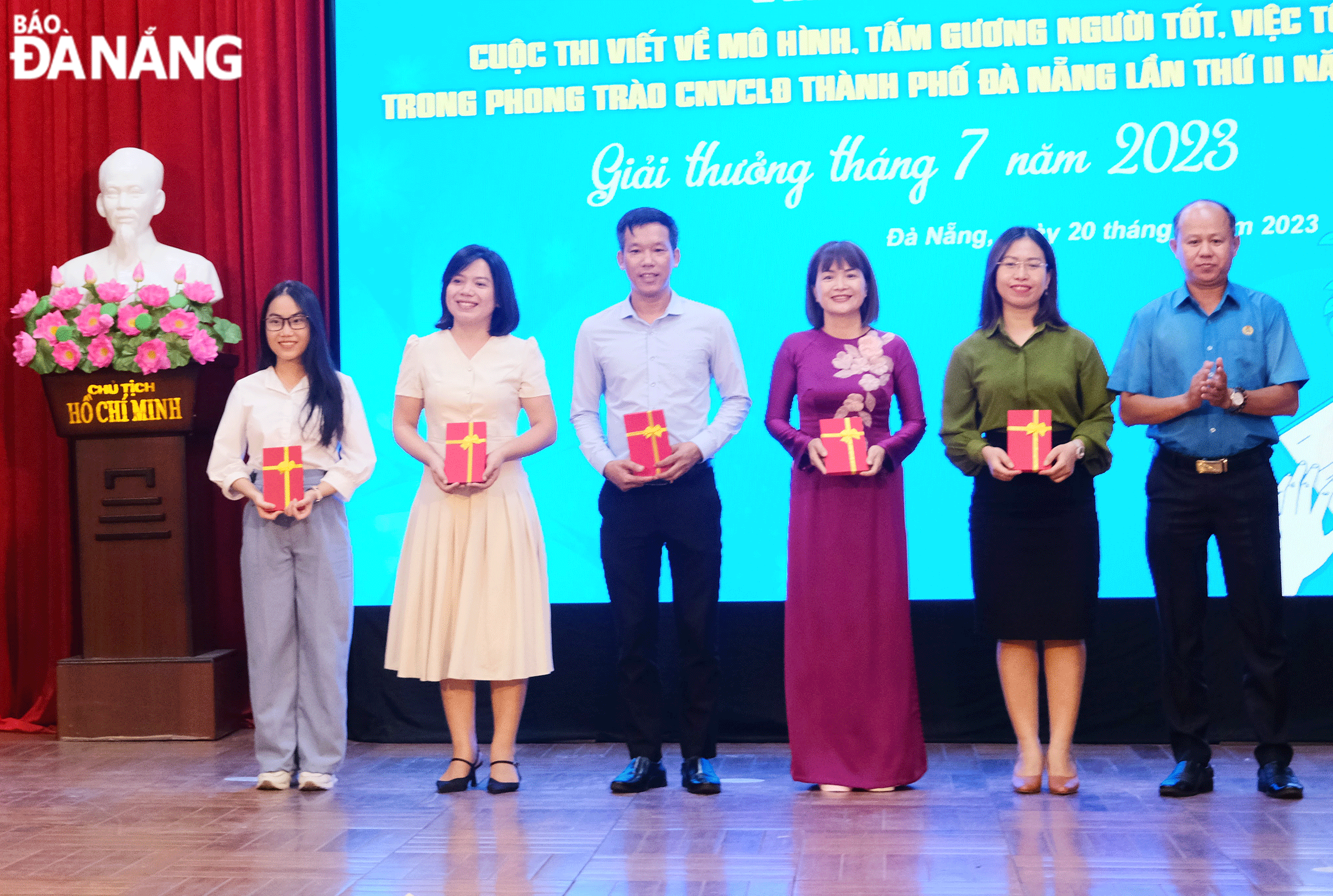 Ban Tổ chức trao giải thưởng tháng đối với các tác phẩm xuất sắc tại Cuộc thi viết về mô hình, tấm gương người tốt, việc tốt trong phong trào công nhân, viên chức, lao động thành phố Đà Nẵng lần thứ II, năm 2023. Ảnh: SONG PHƯƠNG