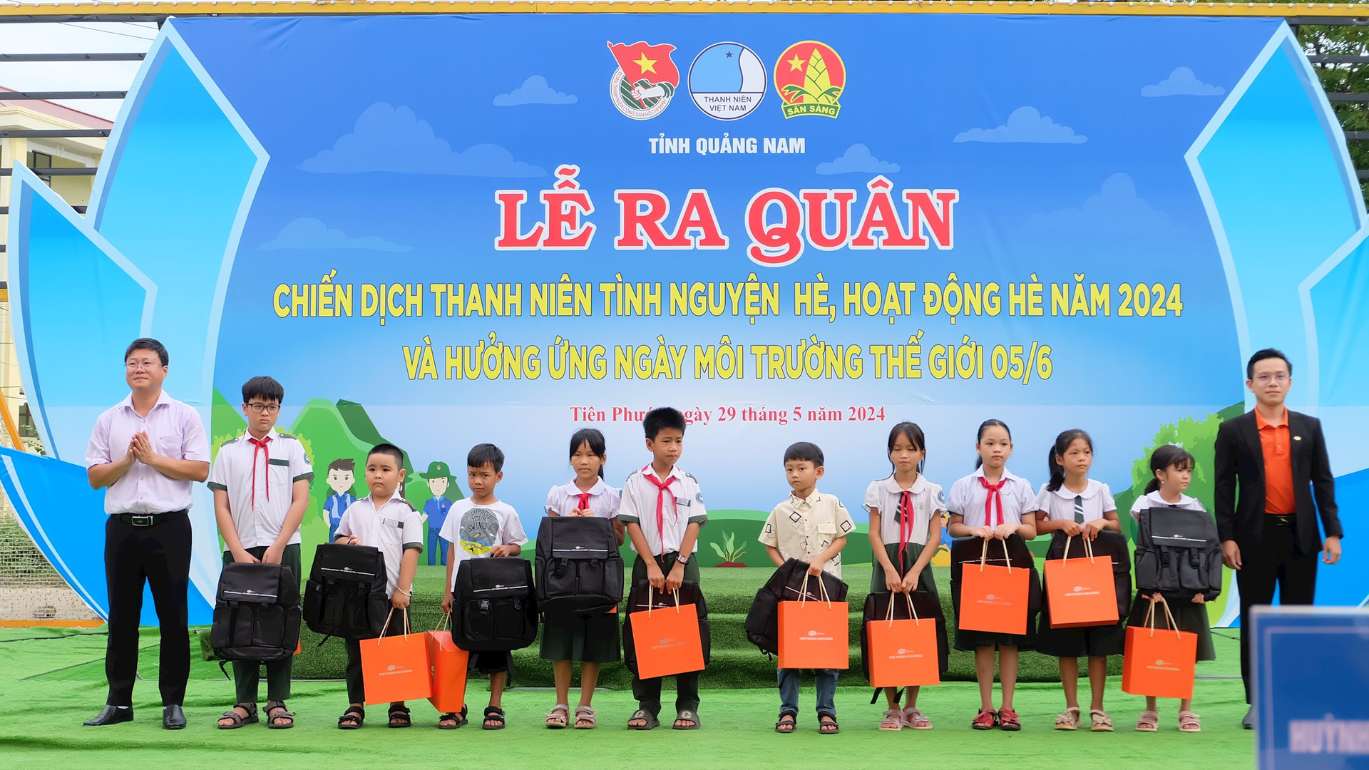 Trường Cao đẳng FPT Polytechnic cơ sở Quảng Nam trao tặng quà cho trẻ em khó khăn. Ảnh: M.L