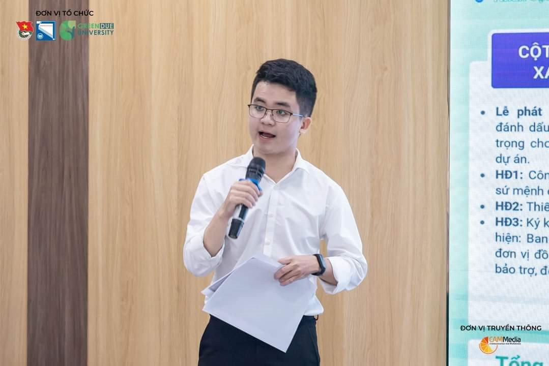 Nguyễn Văn Tài tự tin thuyết trình trong một hội nghị.