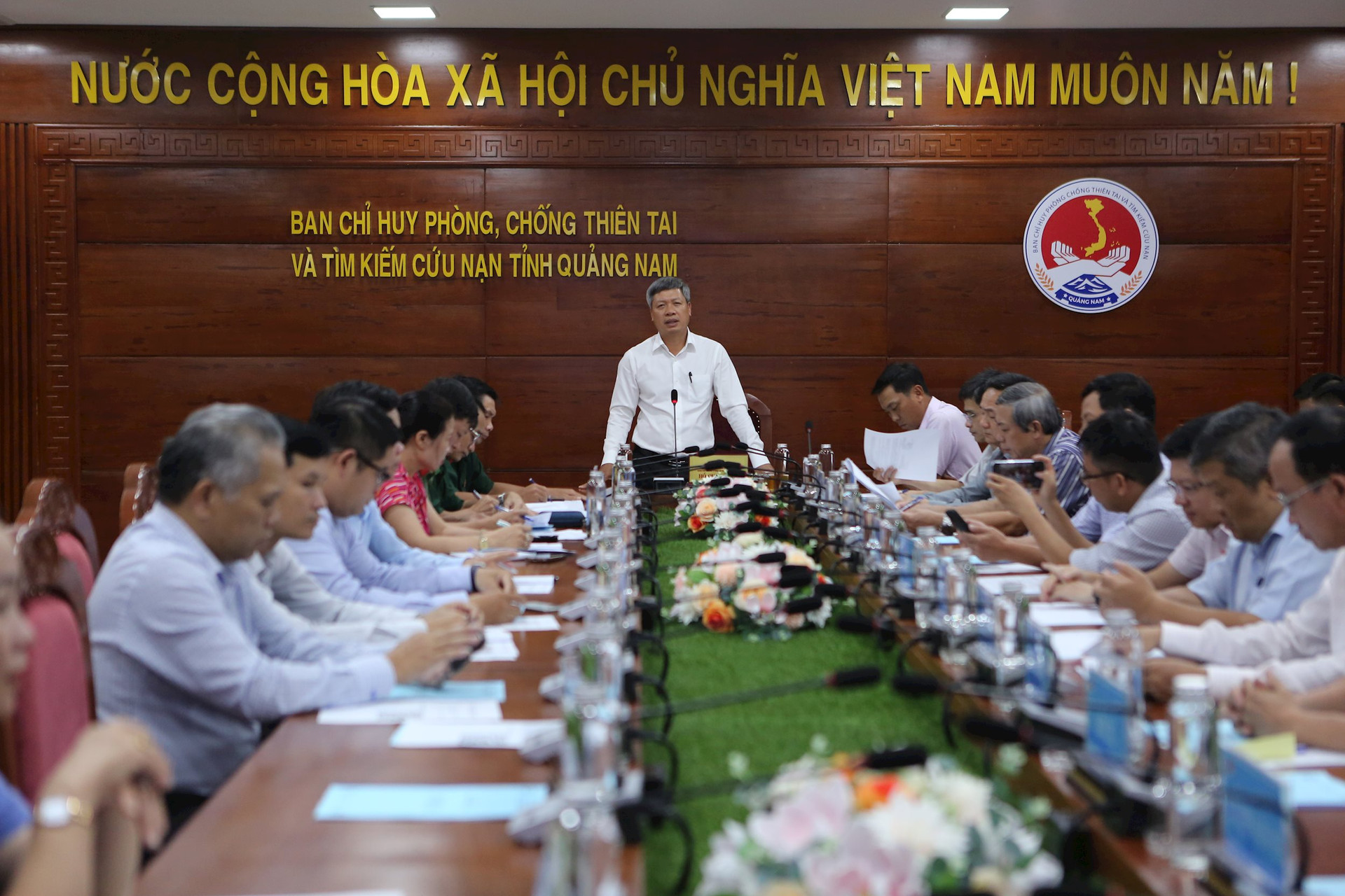 Phó Chủ tịch UBND tỉnh Hồ Quang Bửu yêu cầu c nhanh chóng hoàn thiện các kế hoạch, phương án ứng phó thiên tai phù hợp với Luật Phòng thủ dân sự sắp có hiệu lực. Ảnh: T.C