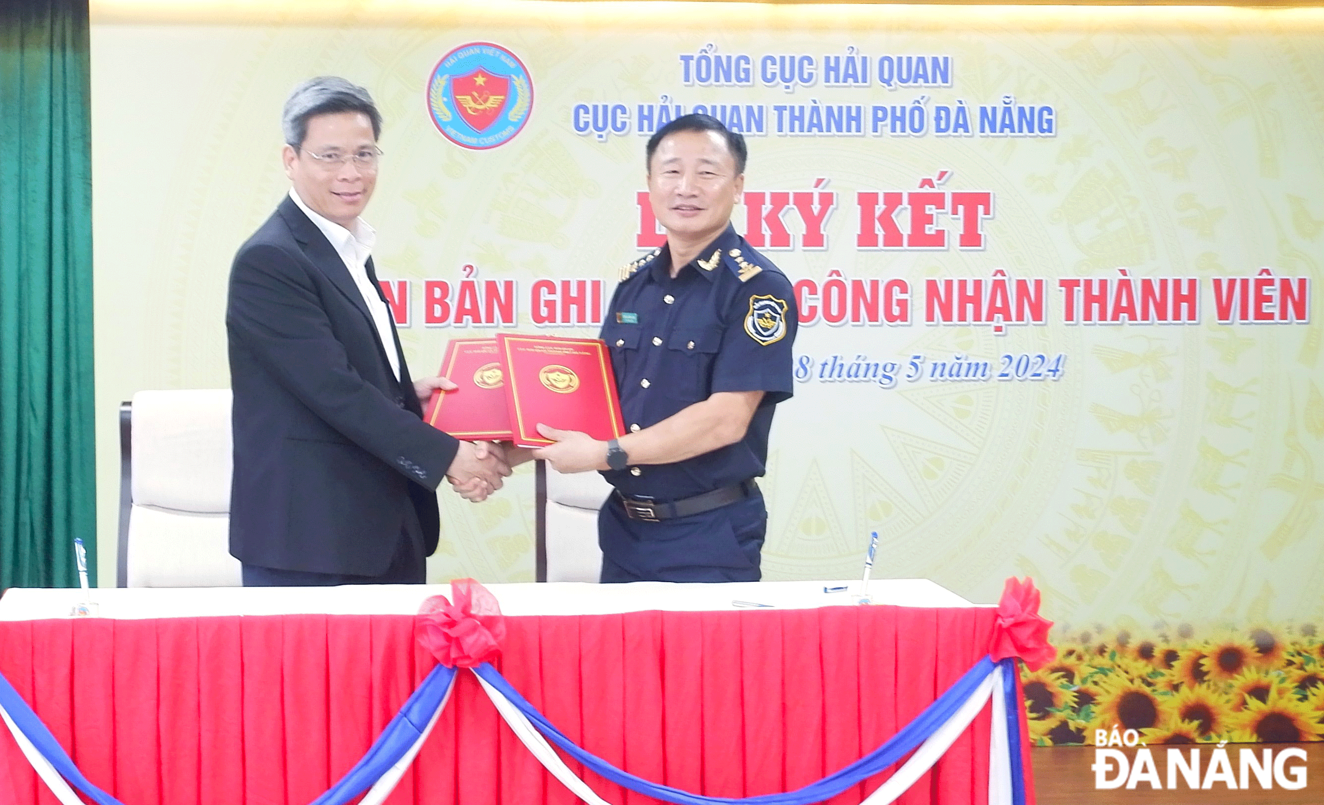 Đại diện Cục Hải quan Đà Nẵng và Công ty CP Cao su Đà Nẵng ký kết biên bản ghi nhớ tham gia chương trình “Thí điểm hỗ trợ, khuyến khích doanh nghiệp tham gia hoạt động xuất, nhập khẩu hàng hóa trên địa bàn Đà Nẵng”. Ảnh: M.Q
