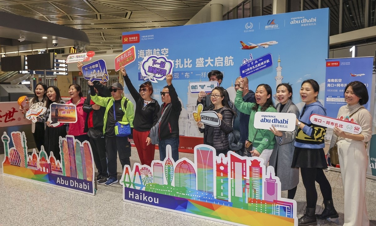 Các du khách trên chuyến bay của Hainan Airlines (Trung Quốc) chụp hình chung kỷ niệm trước khi khởi hành tới Abu Dhabi (UAE) tháng 1-2024. Ảnh: Global Times