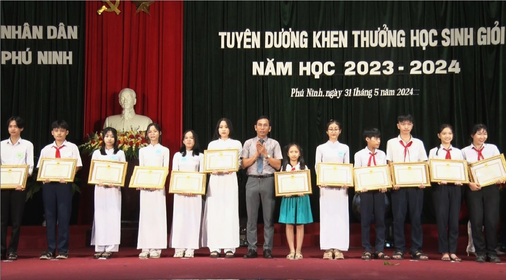 Ông Phan Thanh Thám, Phó Chủ tịch HĐND huyện Phú Ninh khen thưởng học sịnh đạt thành tích cao tại các kỳ thi, hội thi cấp huyện, cấp tỉnh, học sinh tiêu biểu năm học 2023 - 2024. Ảnh: Q.V