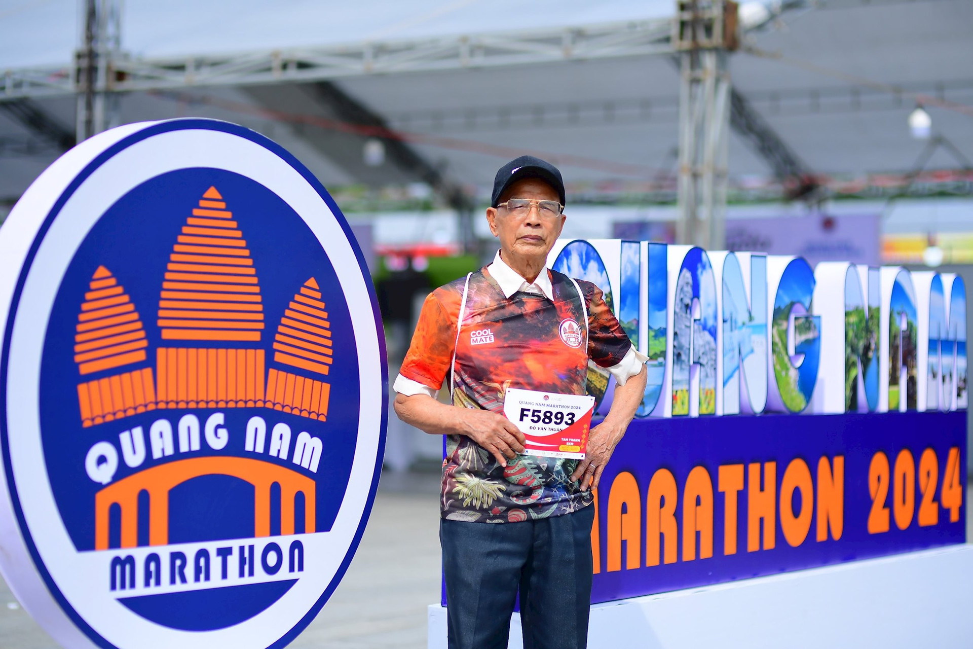 Ông Đỗ Văn Thuân - vận động viên lớn tuổi nhất Quảng Nam Marathon - Qua miền di sản. Ảnh: Đ.Y