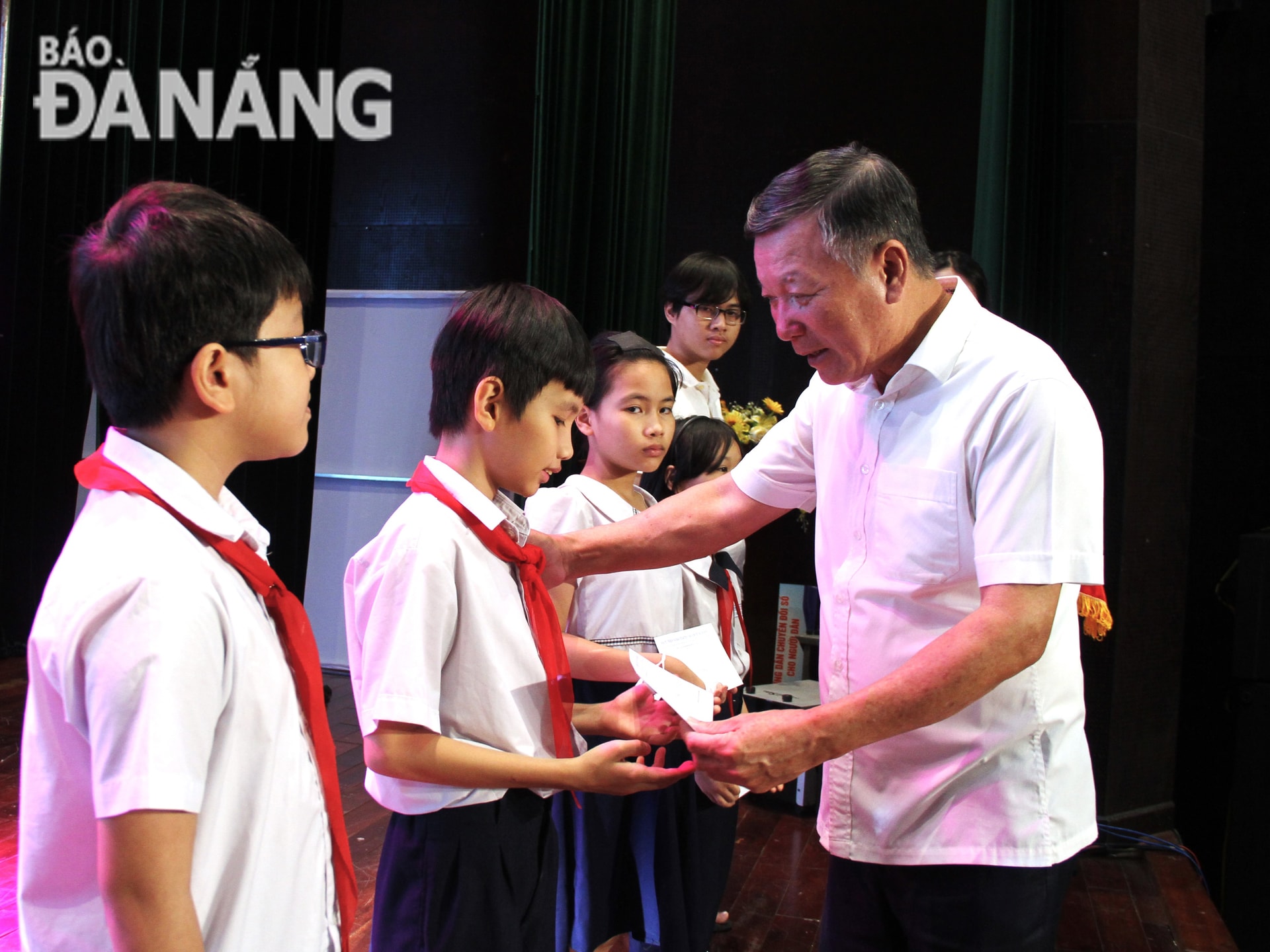 Trưởng Ban Dân vận Thành ủy Lê Văn Trung trao học bổng cho trẻ em có hoàn cảnh khó khăn. Ảnh: L.P