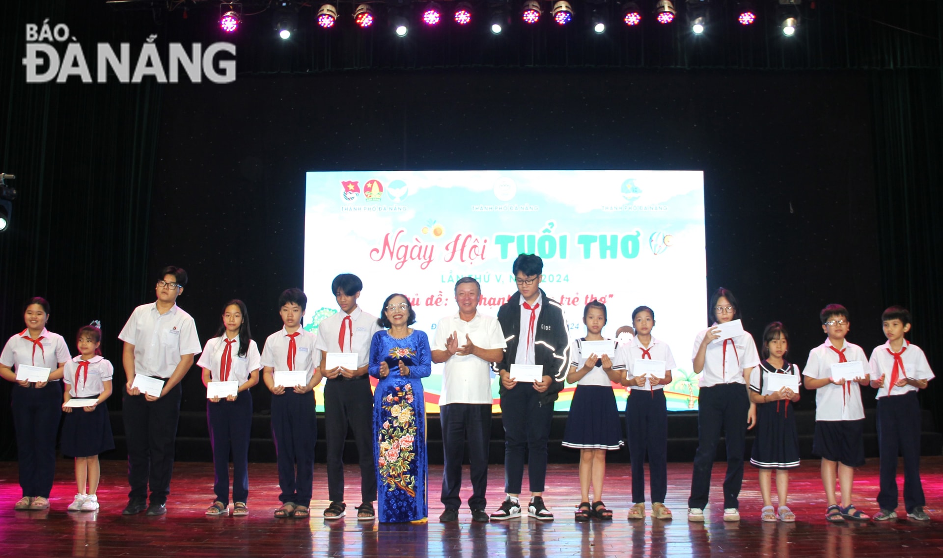 100 em học sinh có hoàn cảnh khó khăn được nhận học bổng, mỗi suất trị giá 1 triệu đồng. Ảnh: L.P