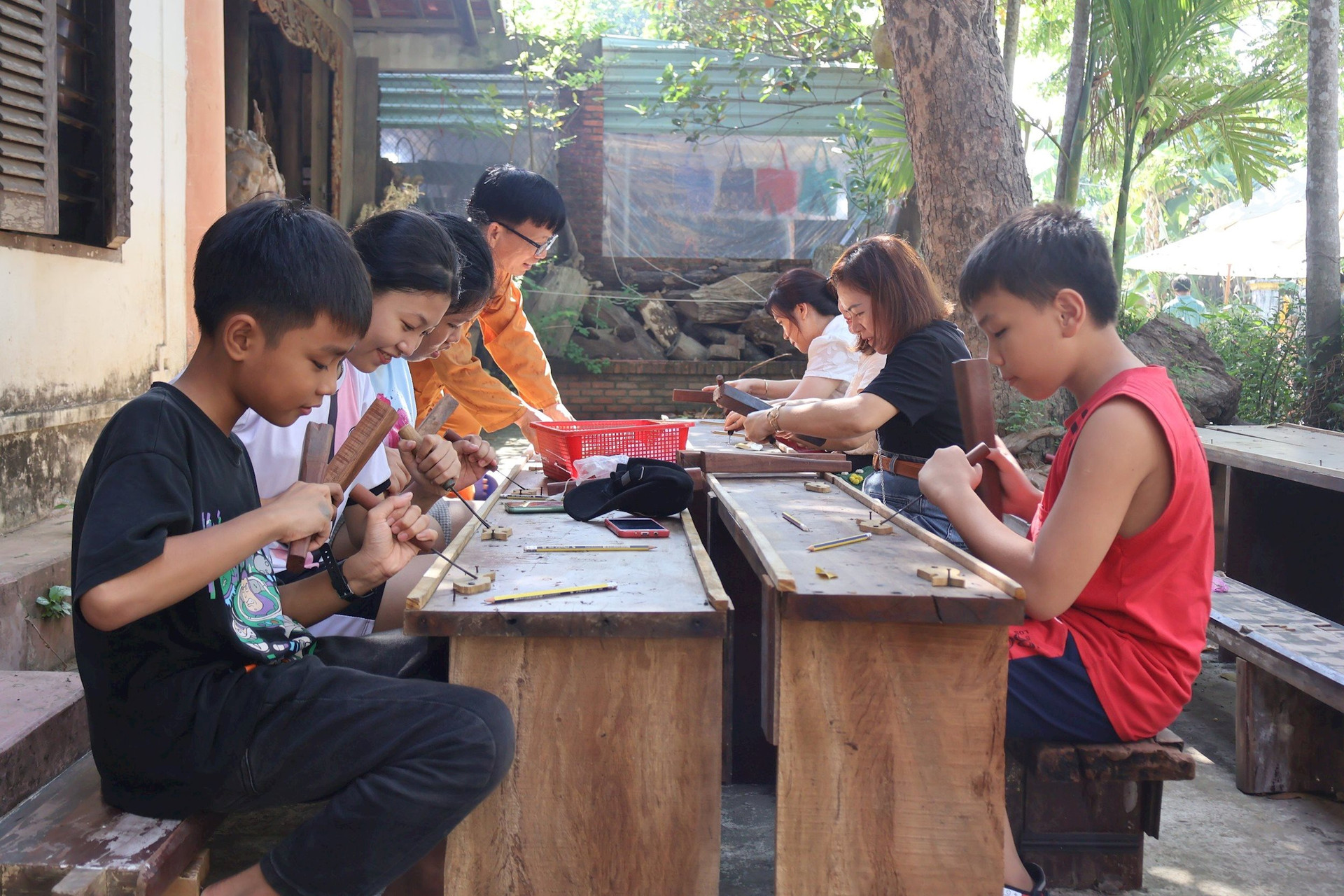 Trẻ em trải nghiệm nghề làm mộc Kim Bồng. Ảnh: Q.T